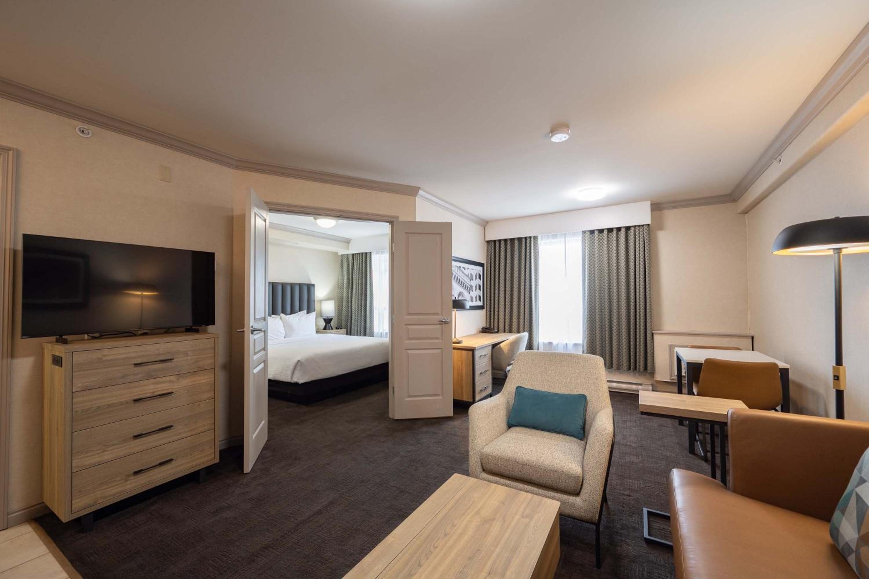 Grand Suite, 1 King Bed, Sofa Bed, Kitchenette - Photo 2
