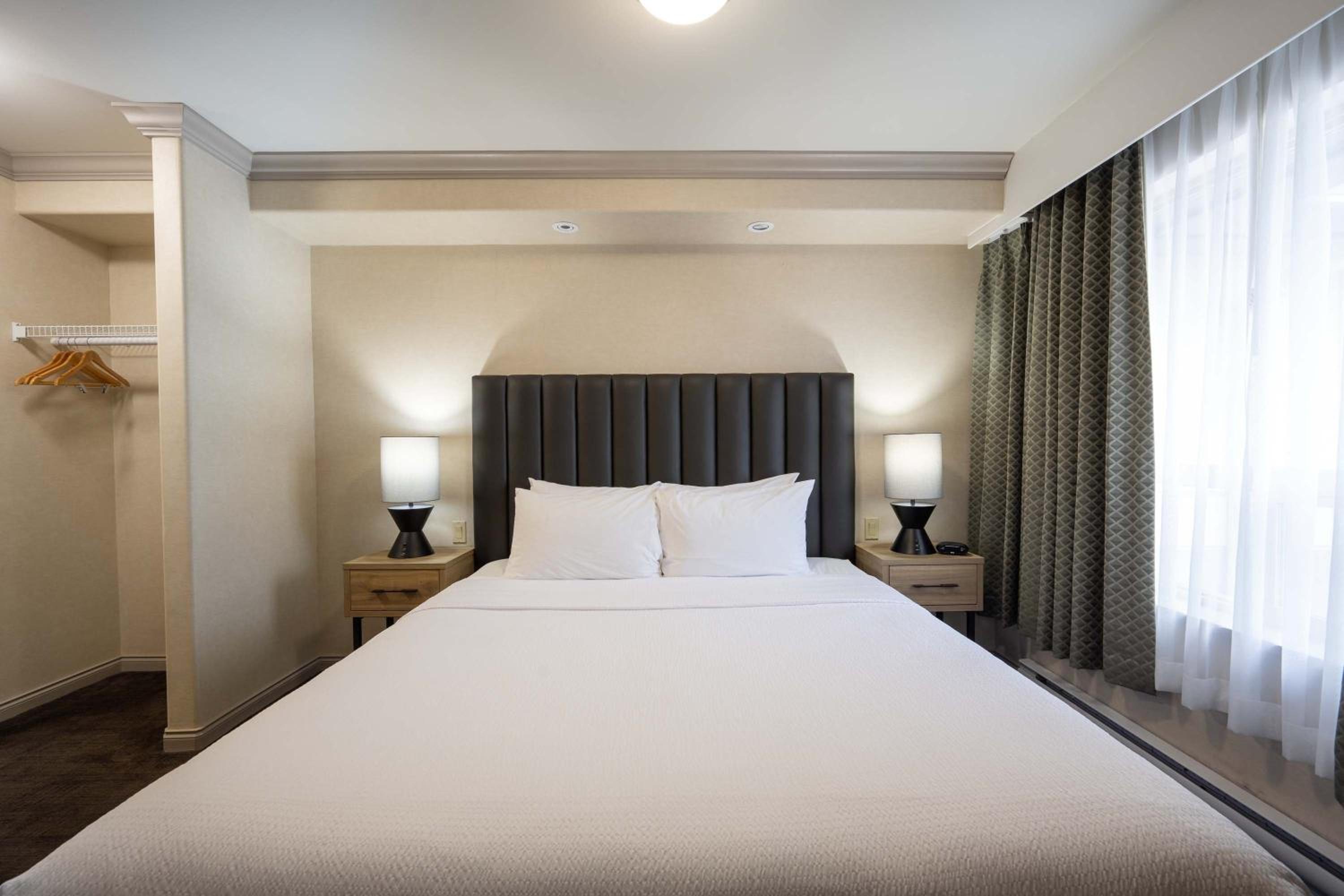 Grand Suite, 1 King Bed, Sofa Bed, Kitchenette - Photo 4