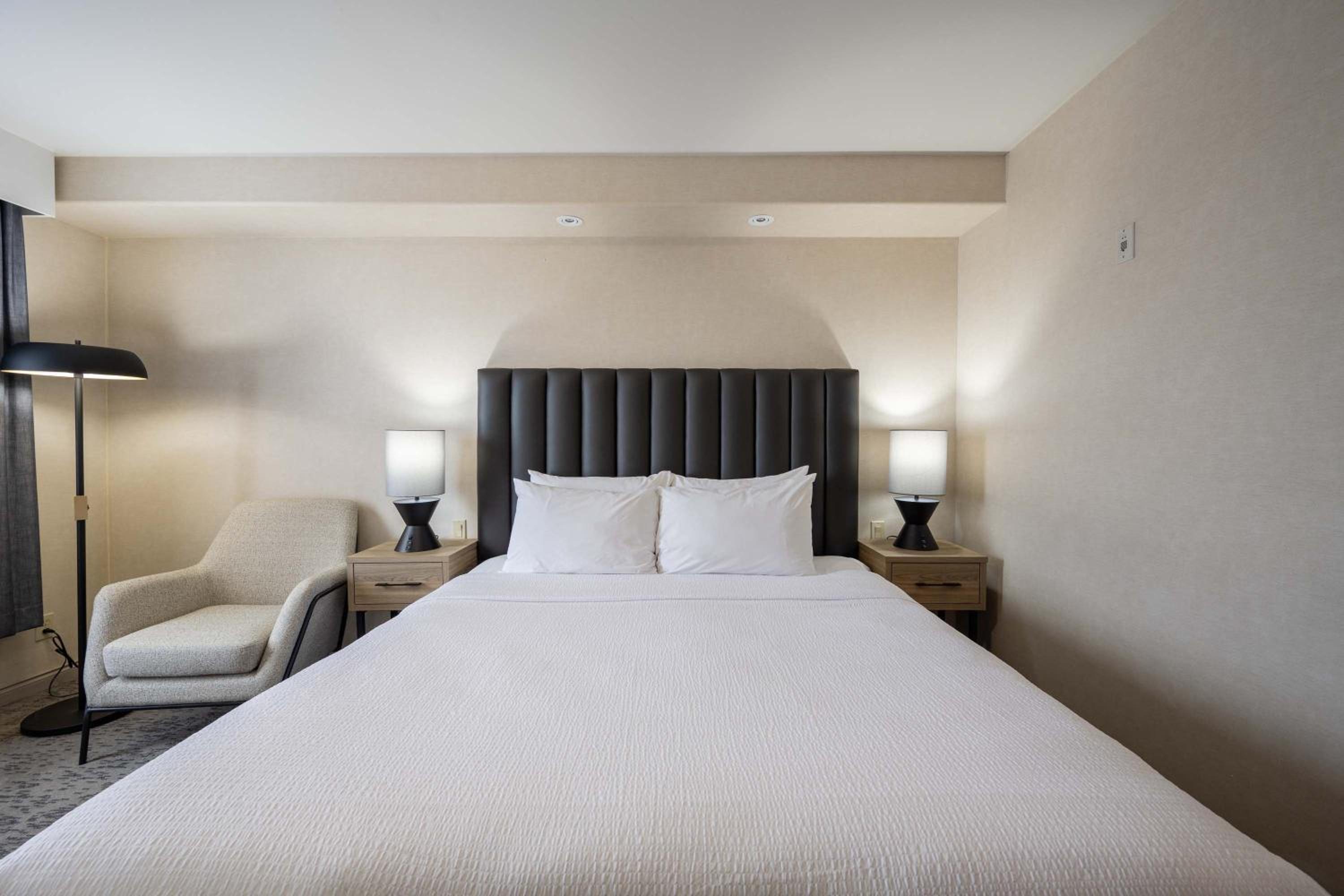 Standard Room, 1 King Bed - Photo 2