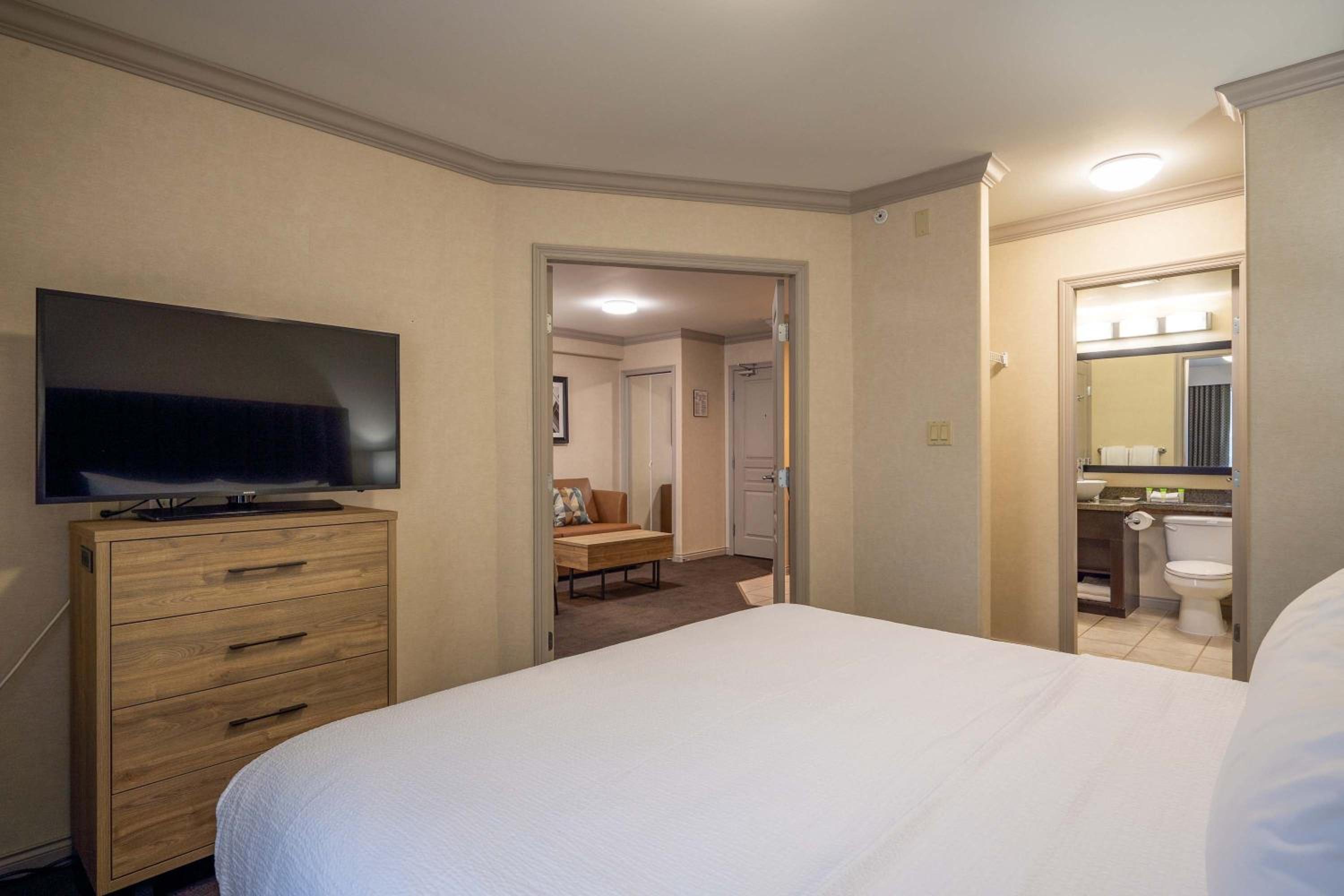 Grand Suite, 1 King Bed, Sofa Bed, Kitchenette - Photo 3