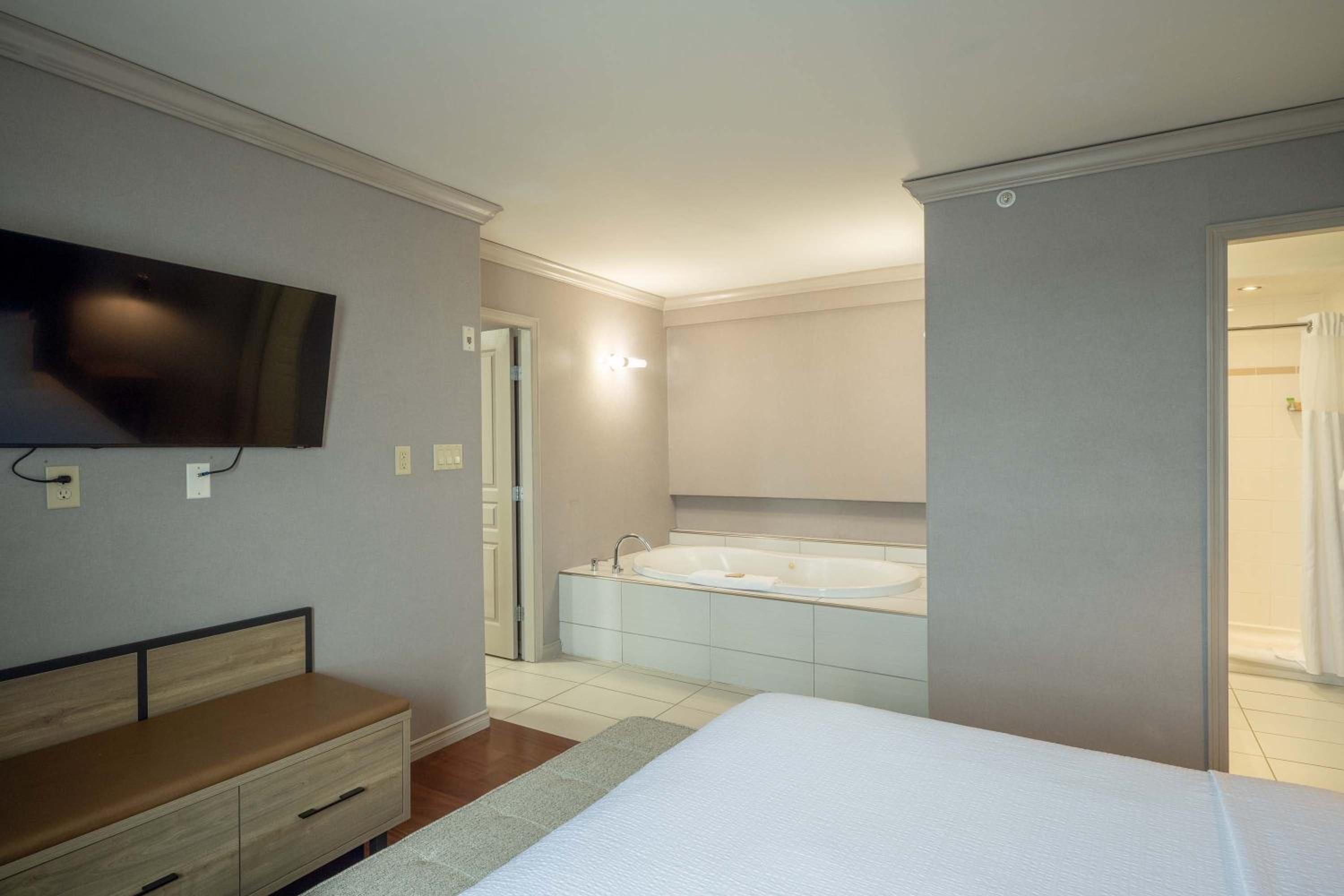 Jacuzzi Suite, 1 King Bed, Sofa Bed, Kitchenette photo 2
