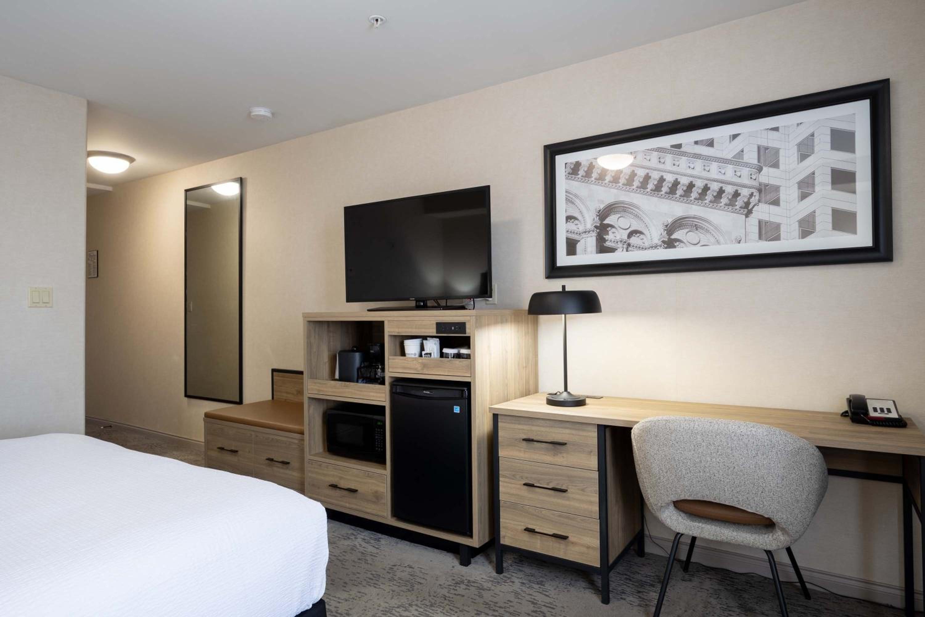 Standard Room, 1 King Bed - Photo 4