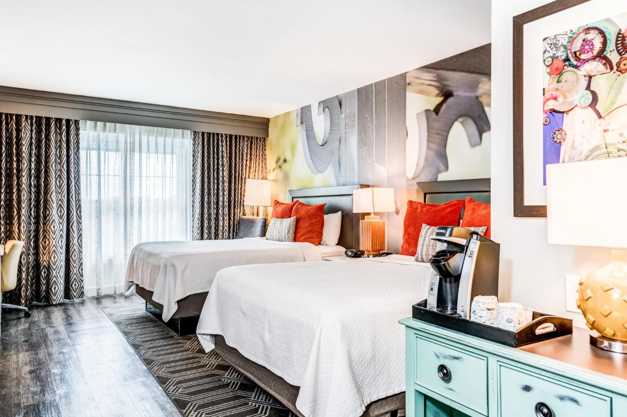 Standard Queen Room with Two Queen Beds - Photo 5