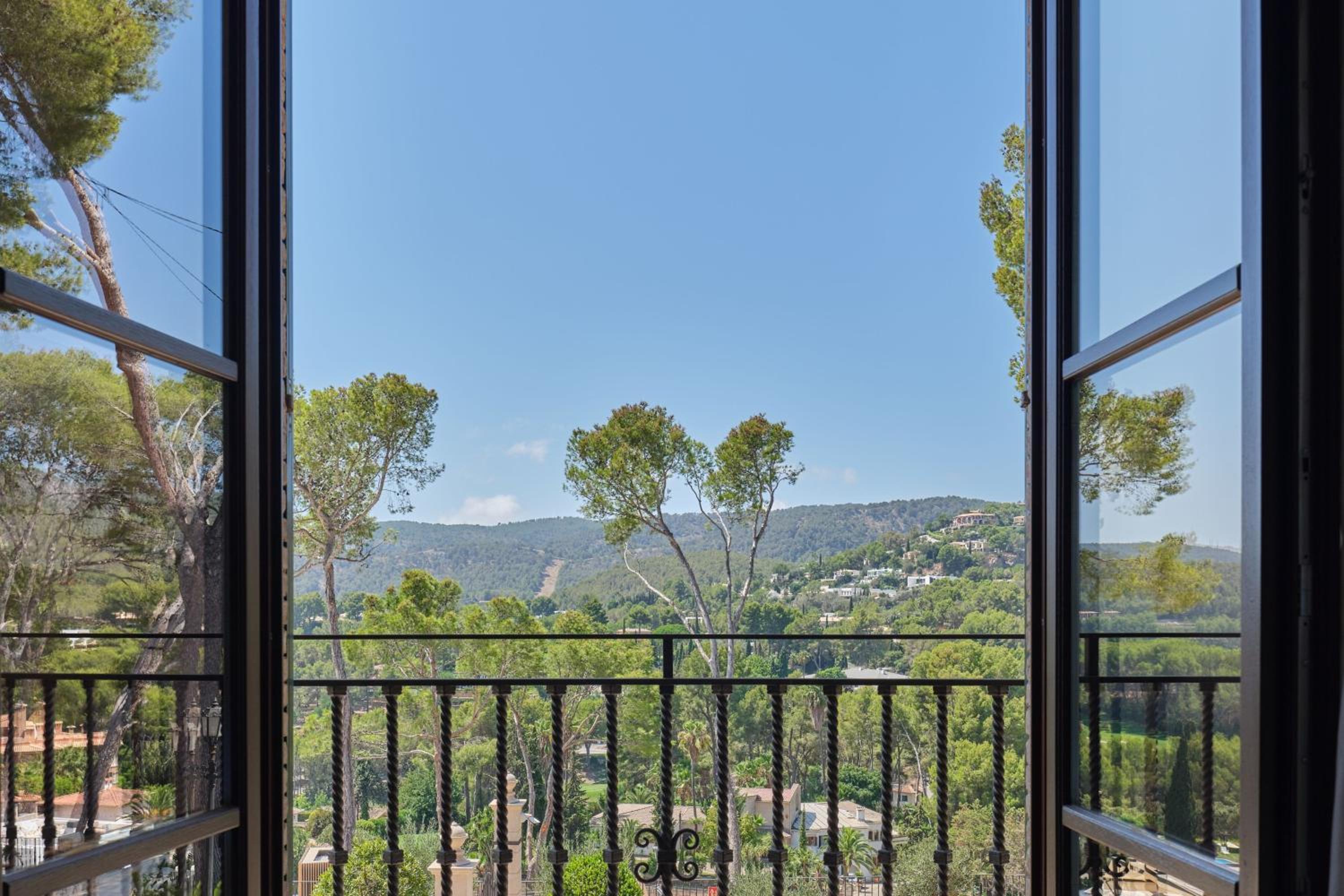 Classic Suite with Balcony and Resort View thumbnail 5