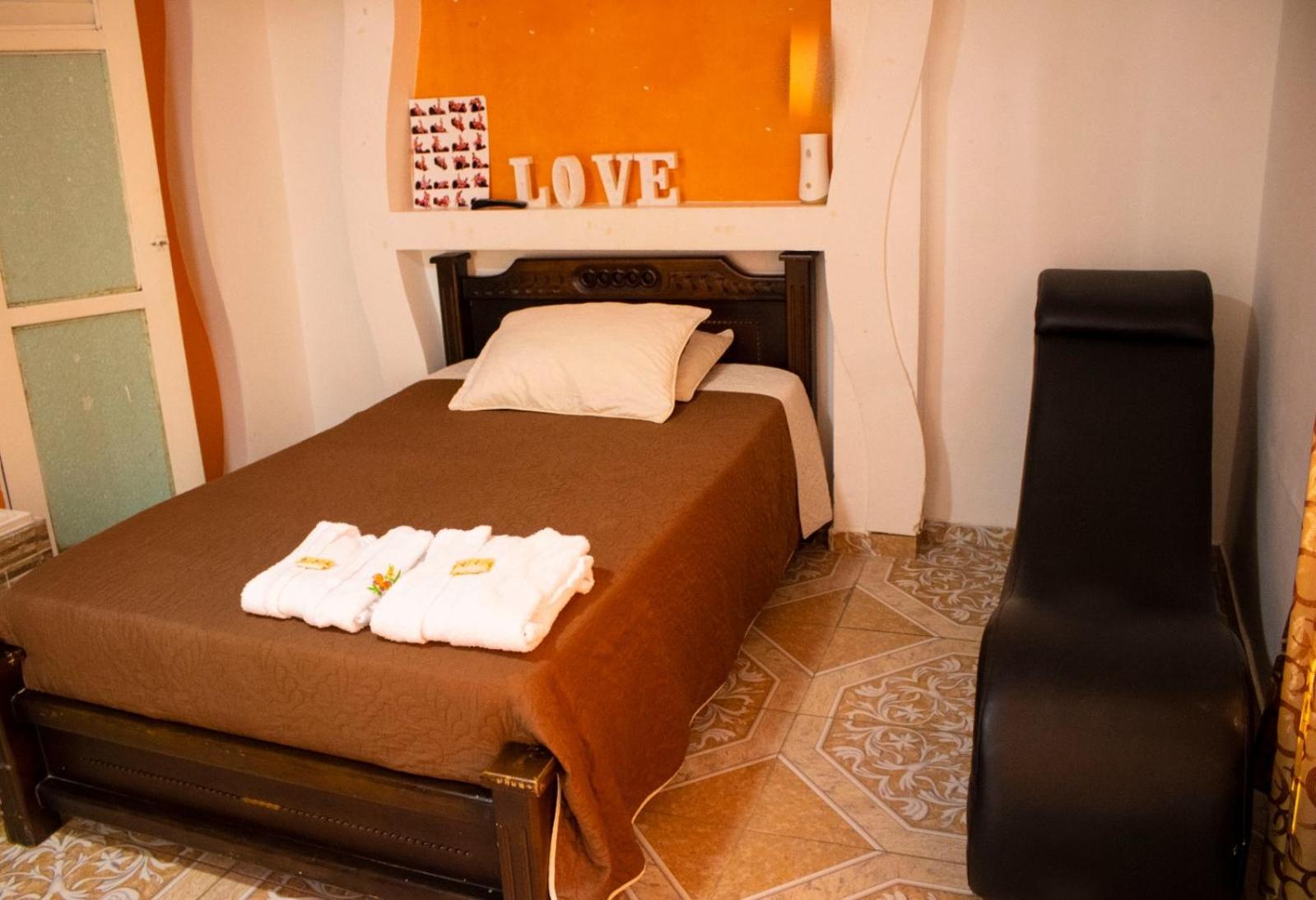 Deluxe Suite with Spa Bath photo 2