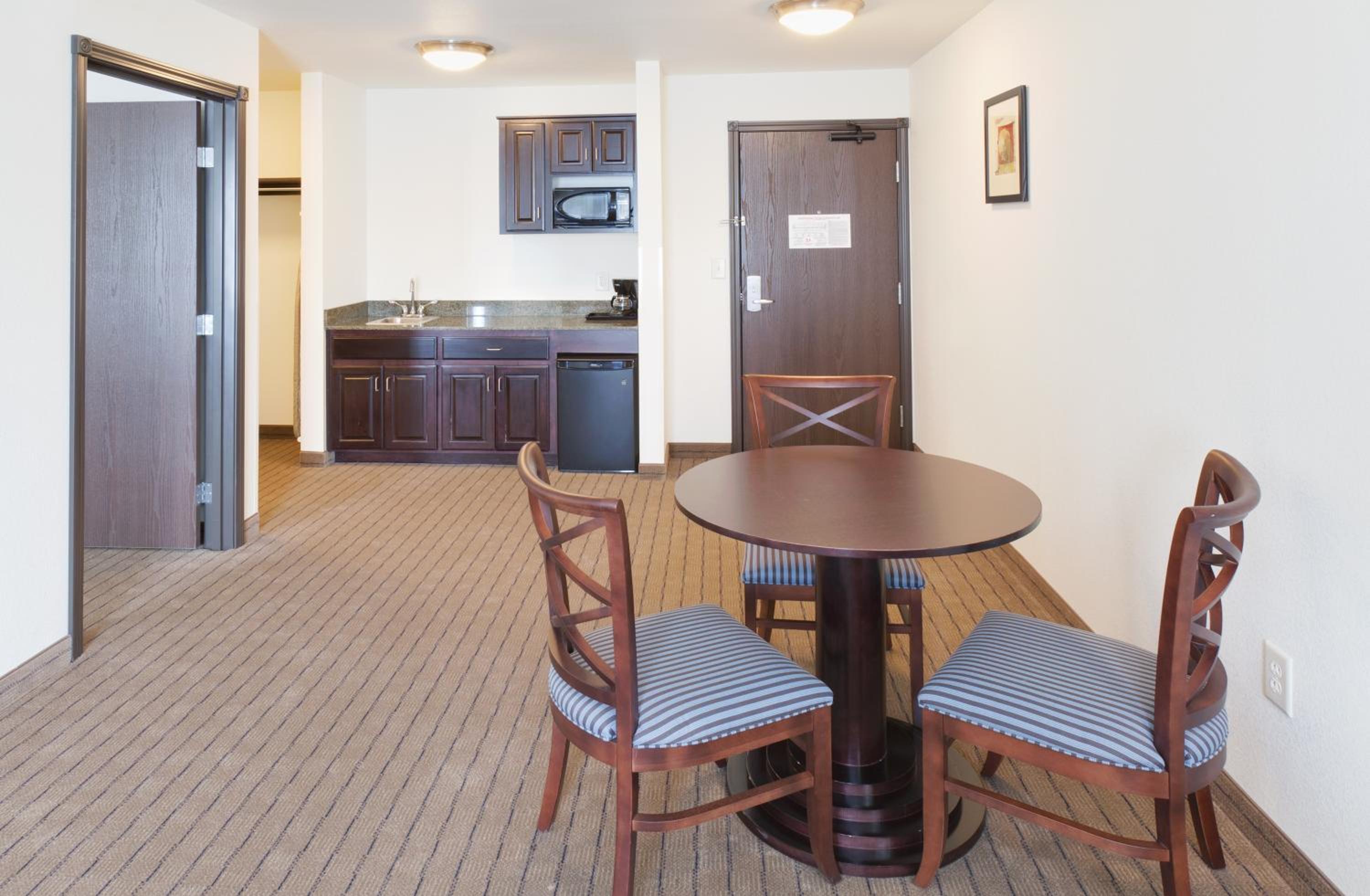 Queen Suite - Photo 6
