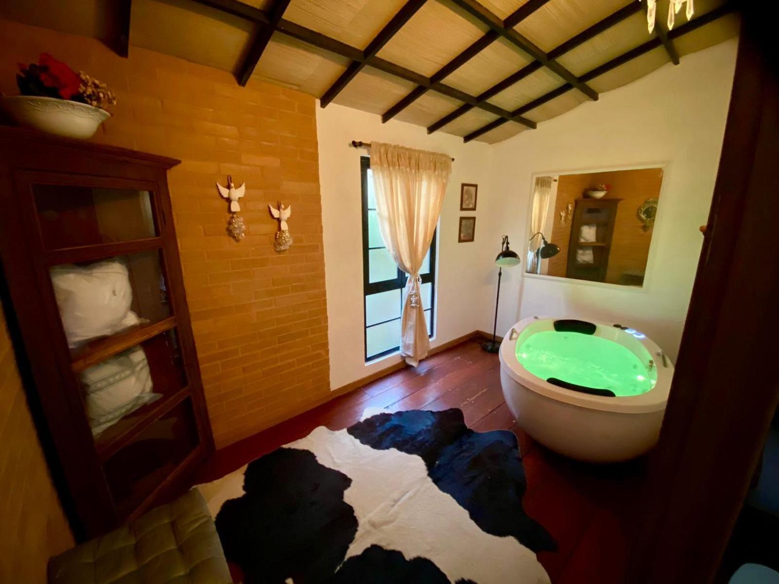 Queen Suite with Spa Bath photo 3