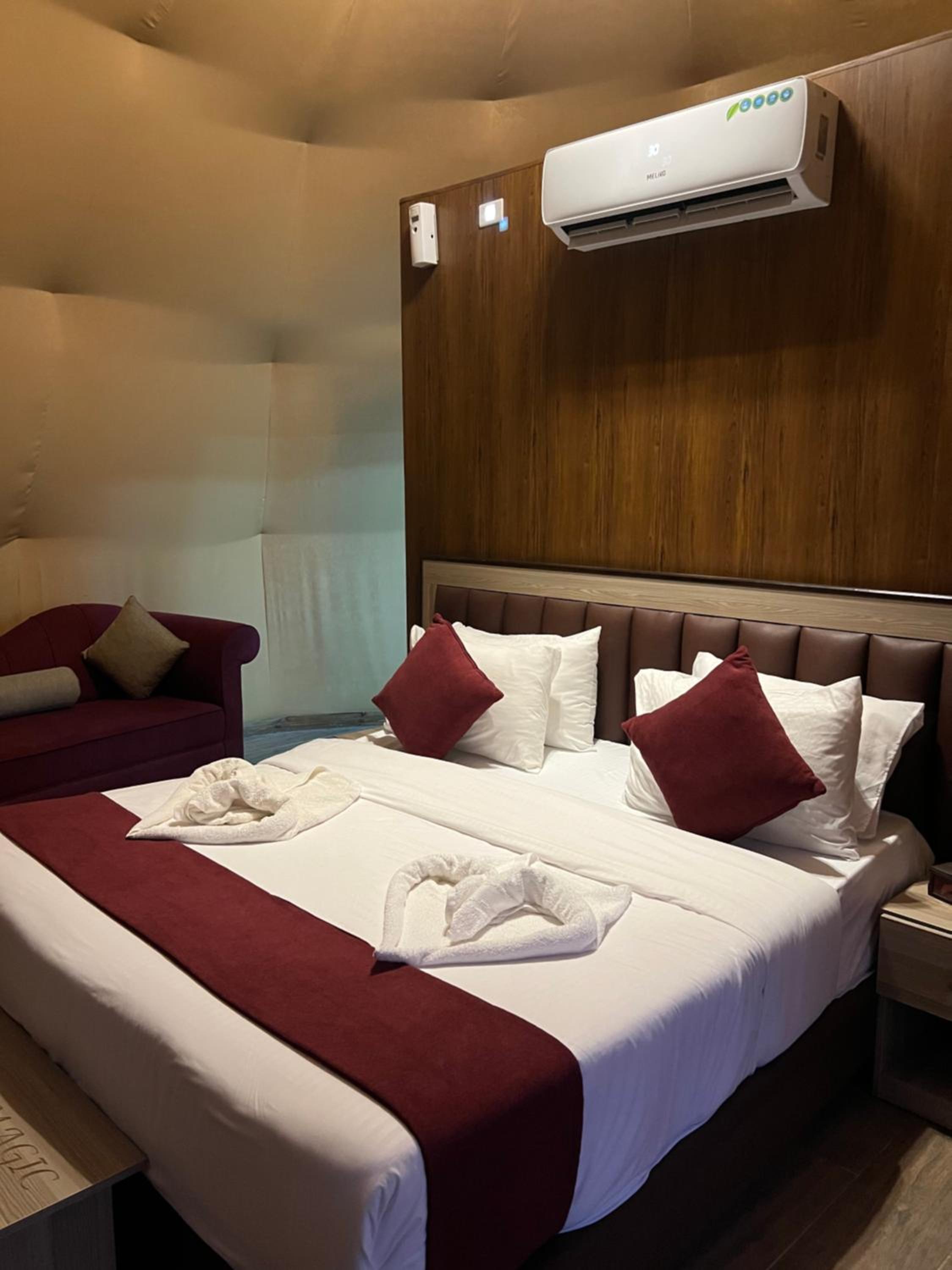 Deluxe Double Room (2 Adults + 1 Child) photo 1