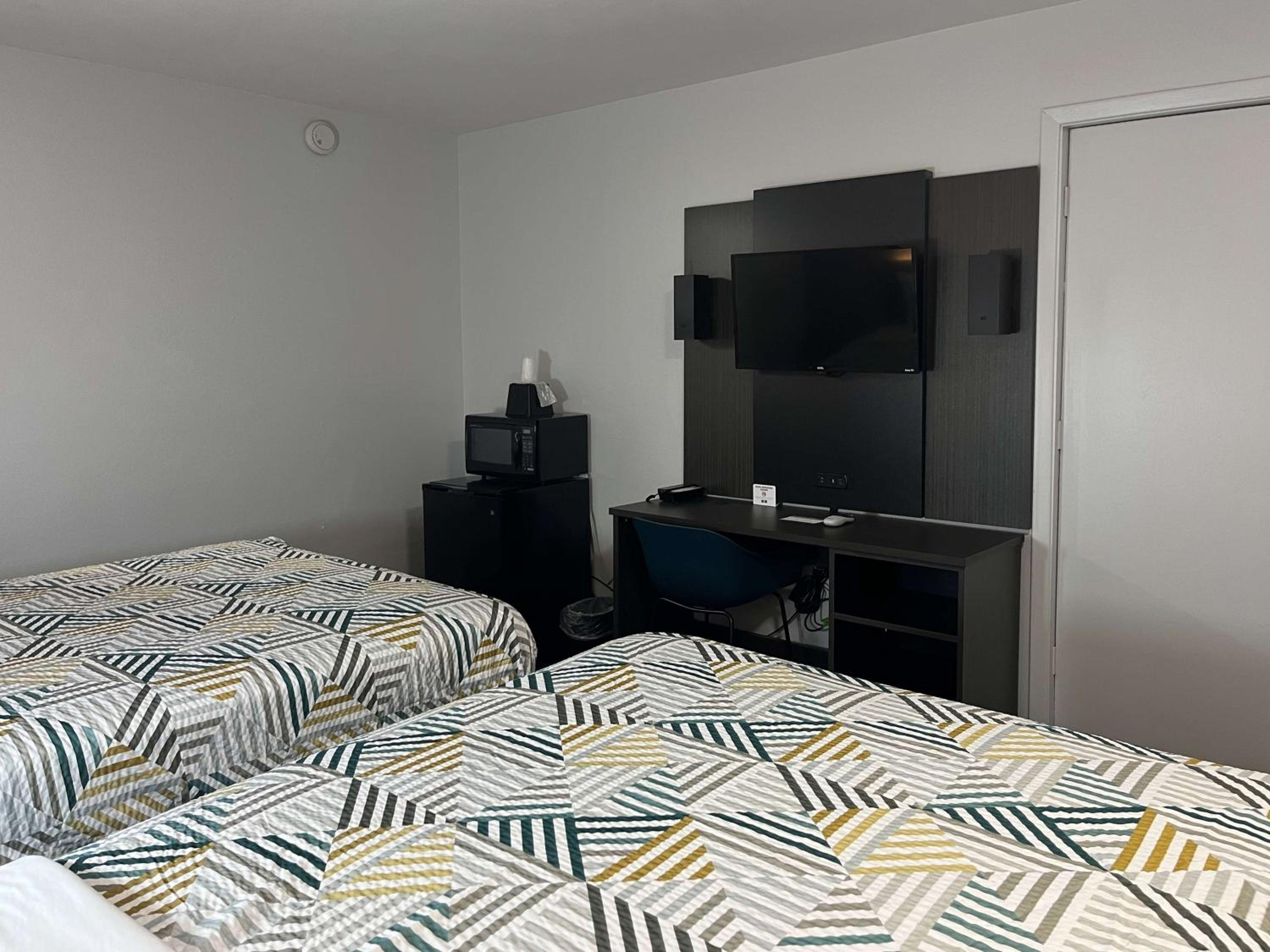 Queen Room with Two Queen Beds - Non-Smoking - Photo 6