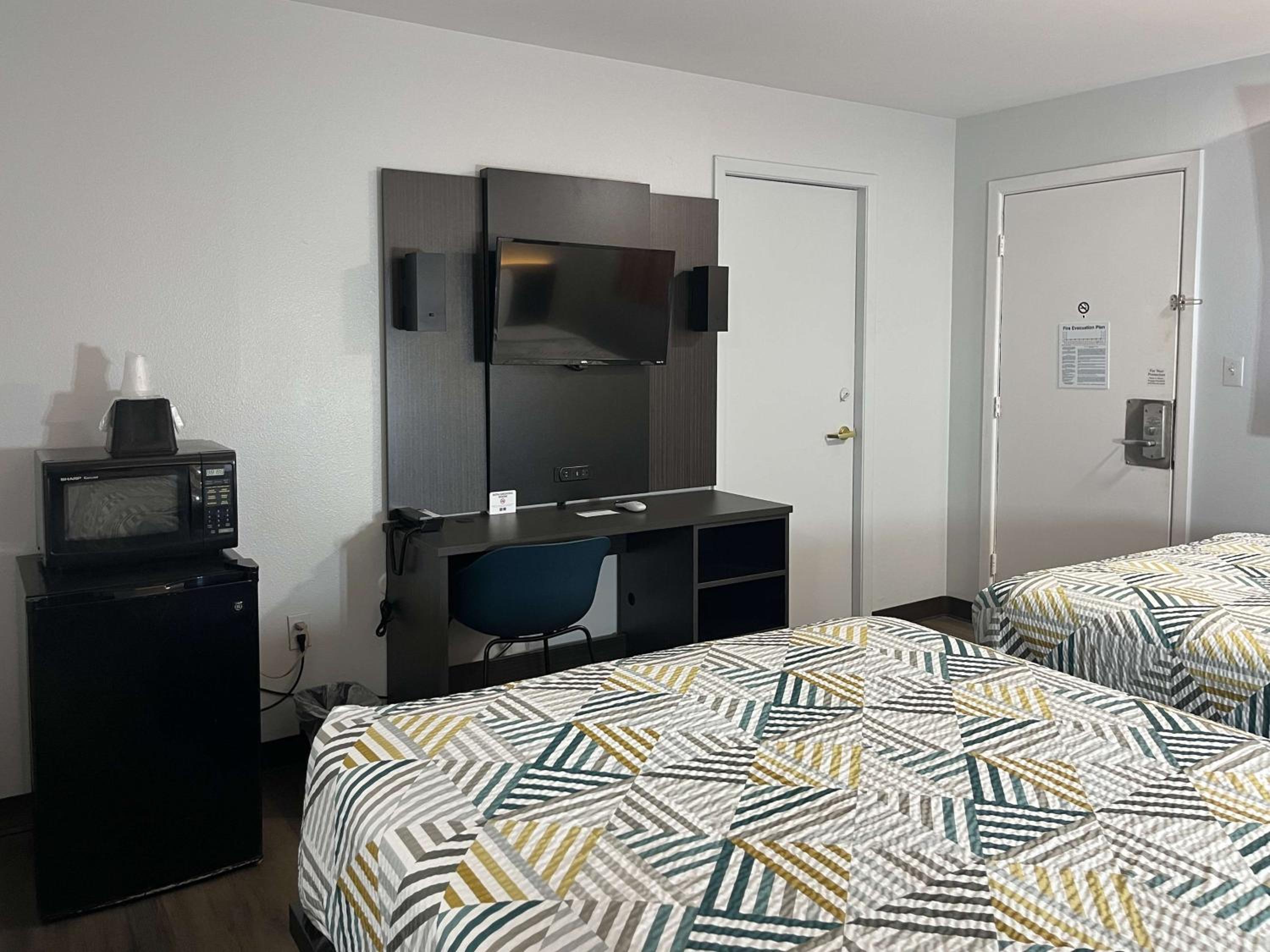 Queen Room with Two Queen Beds - Non-Smoking - Photo 2