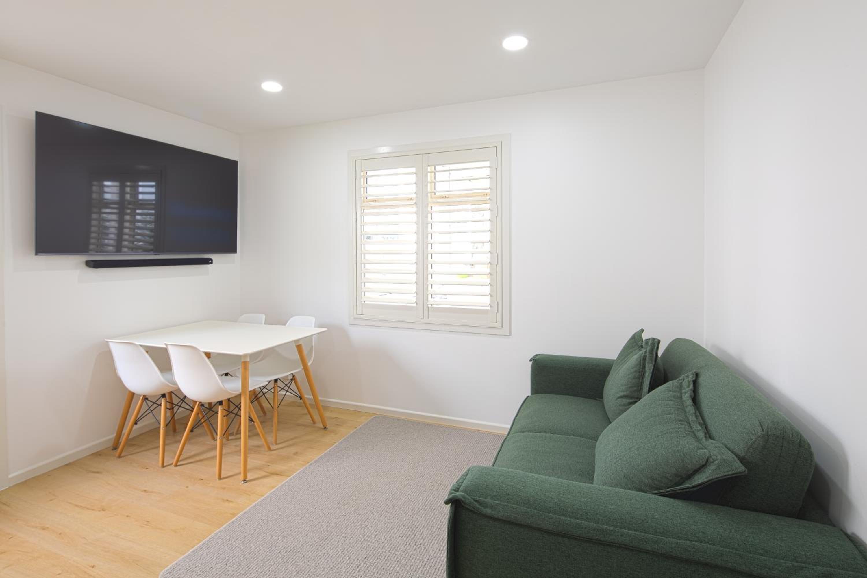 Deluxe One-Bedroom Apartment - Photo 4