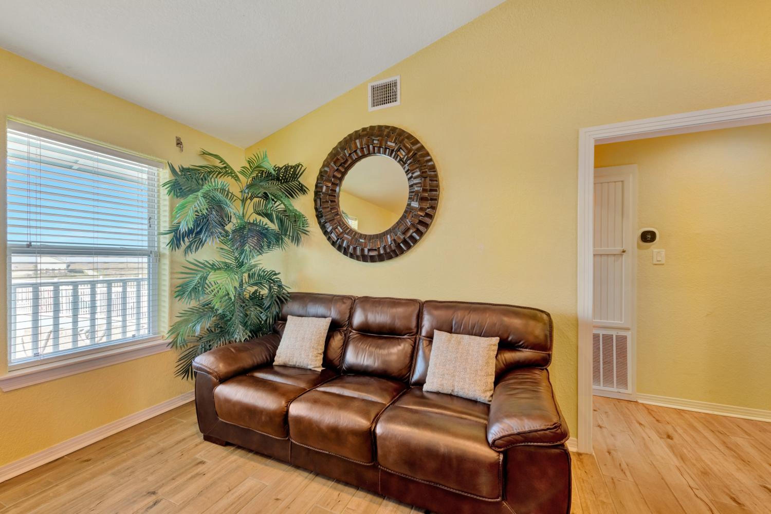 Six-Bedroom House photo 1