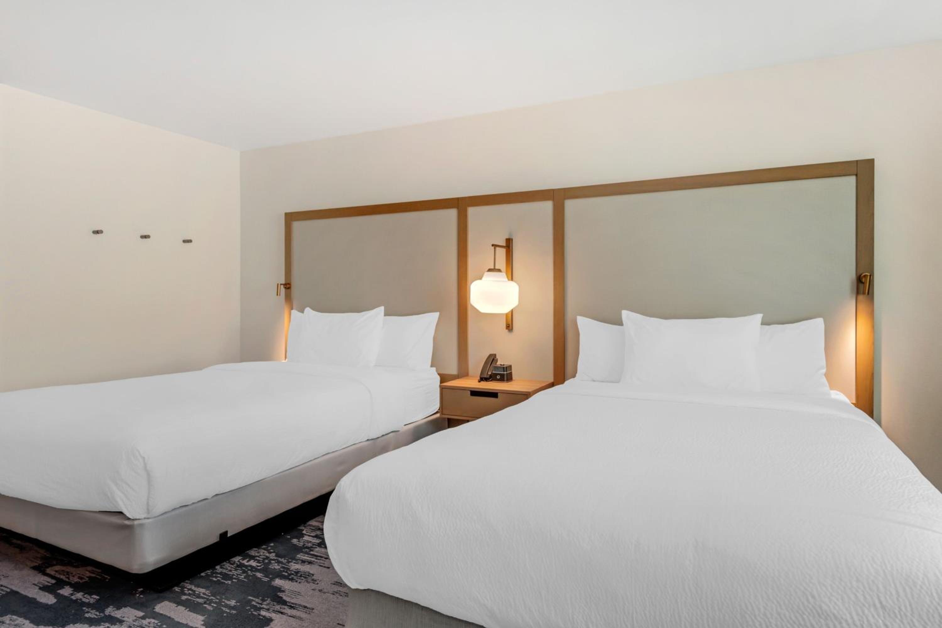 Queen Room with Two Queen Beds - Photo 3