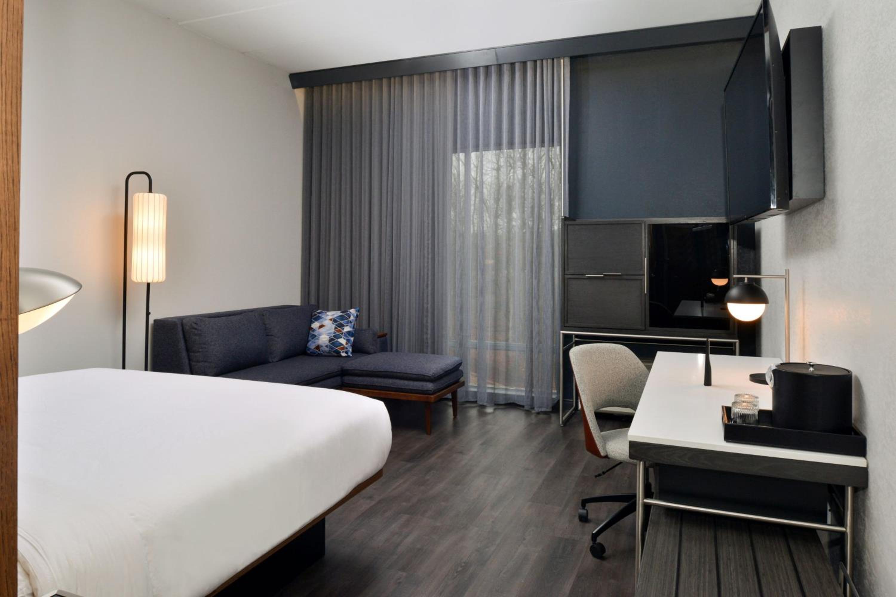King Room with Sofa Bed - Hearing Accessible - Photo 2