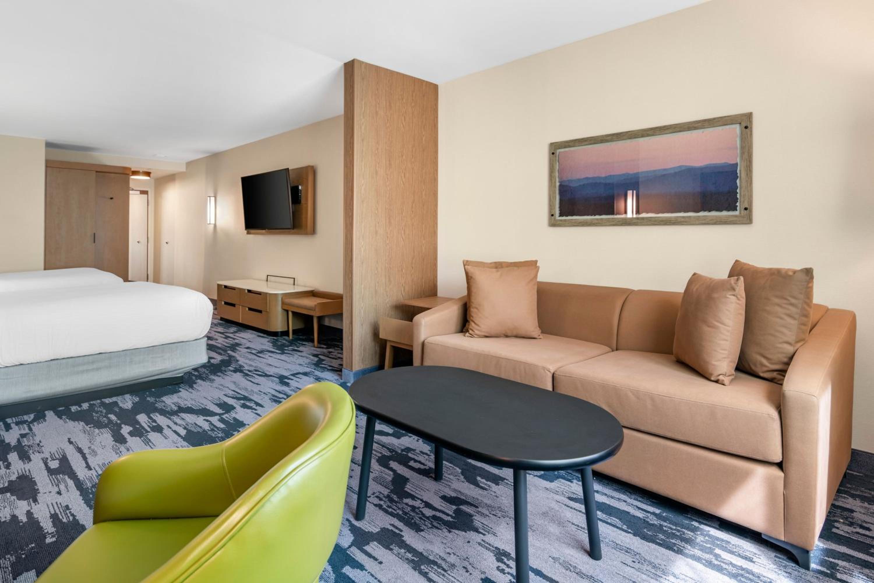 Queen Suite with Two Queen Beds and Sofa Bed - Photo 7