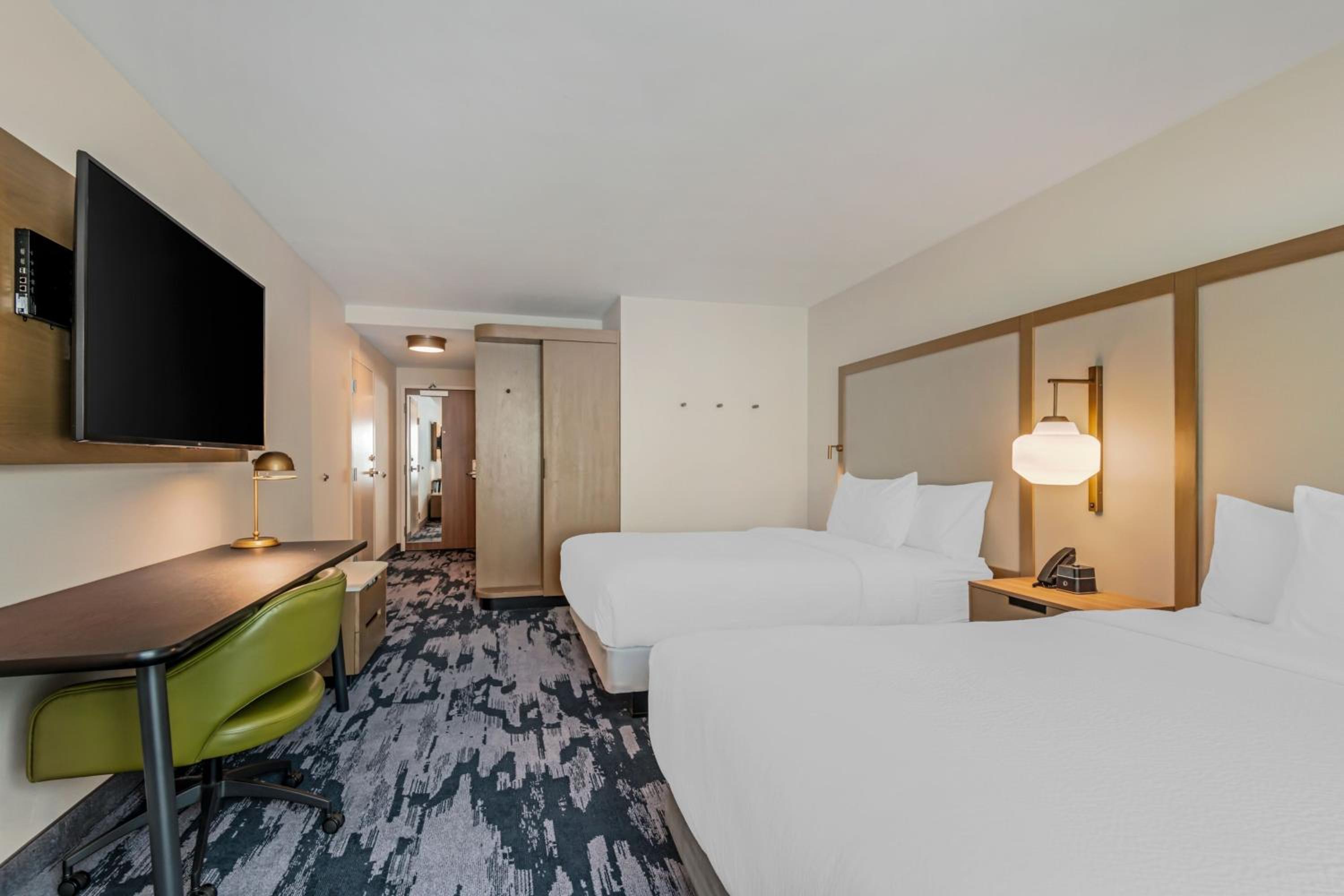 Queen Room with Two Queen Beds - Photo 2