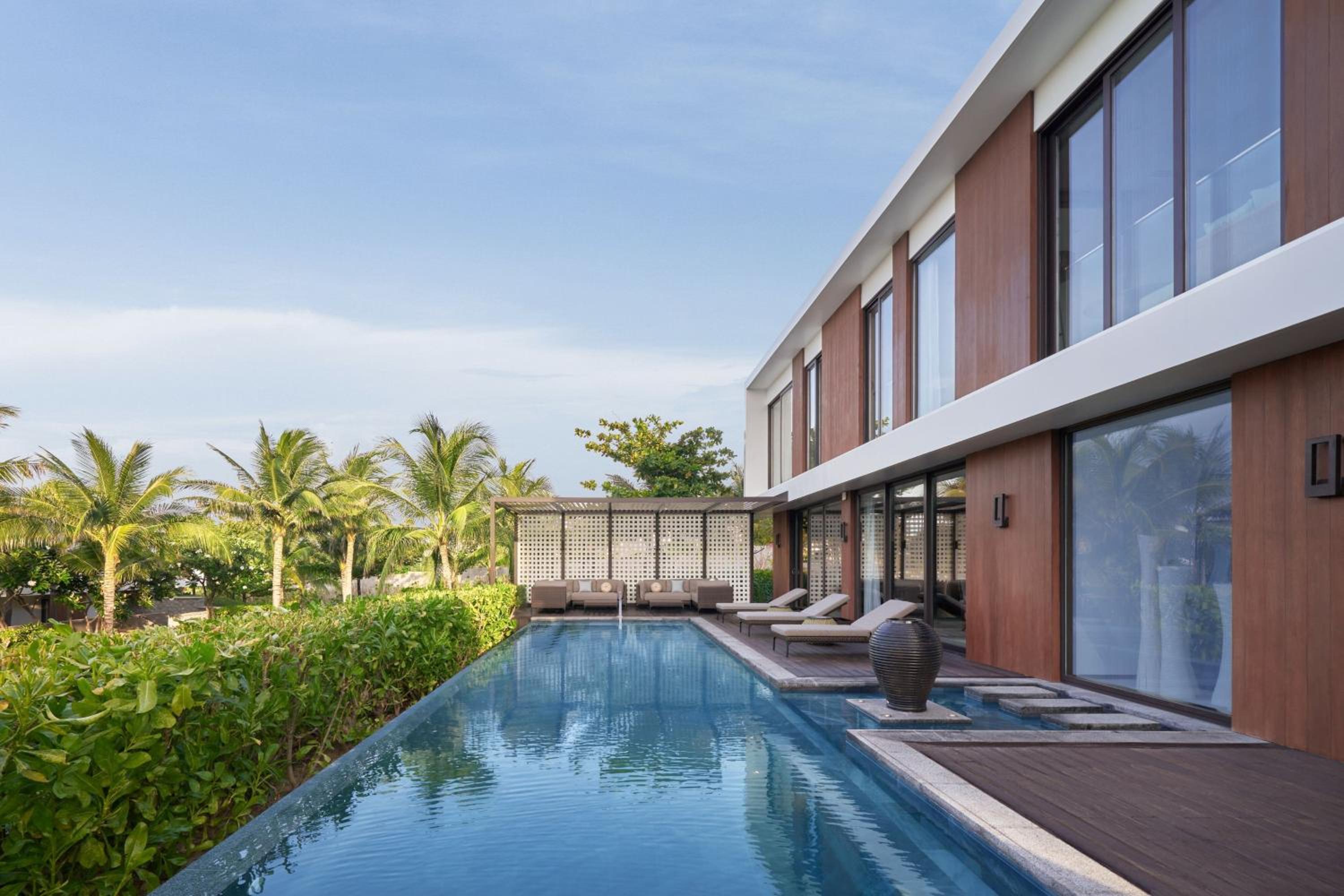 Three-Bedroom Villa with Private Pool and Sea View - Photo 6