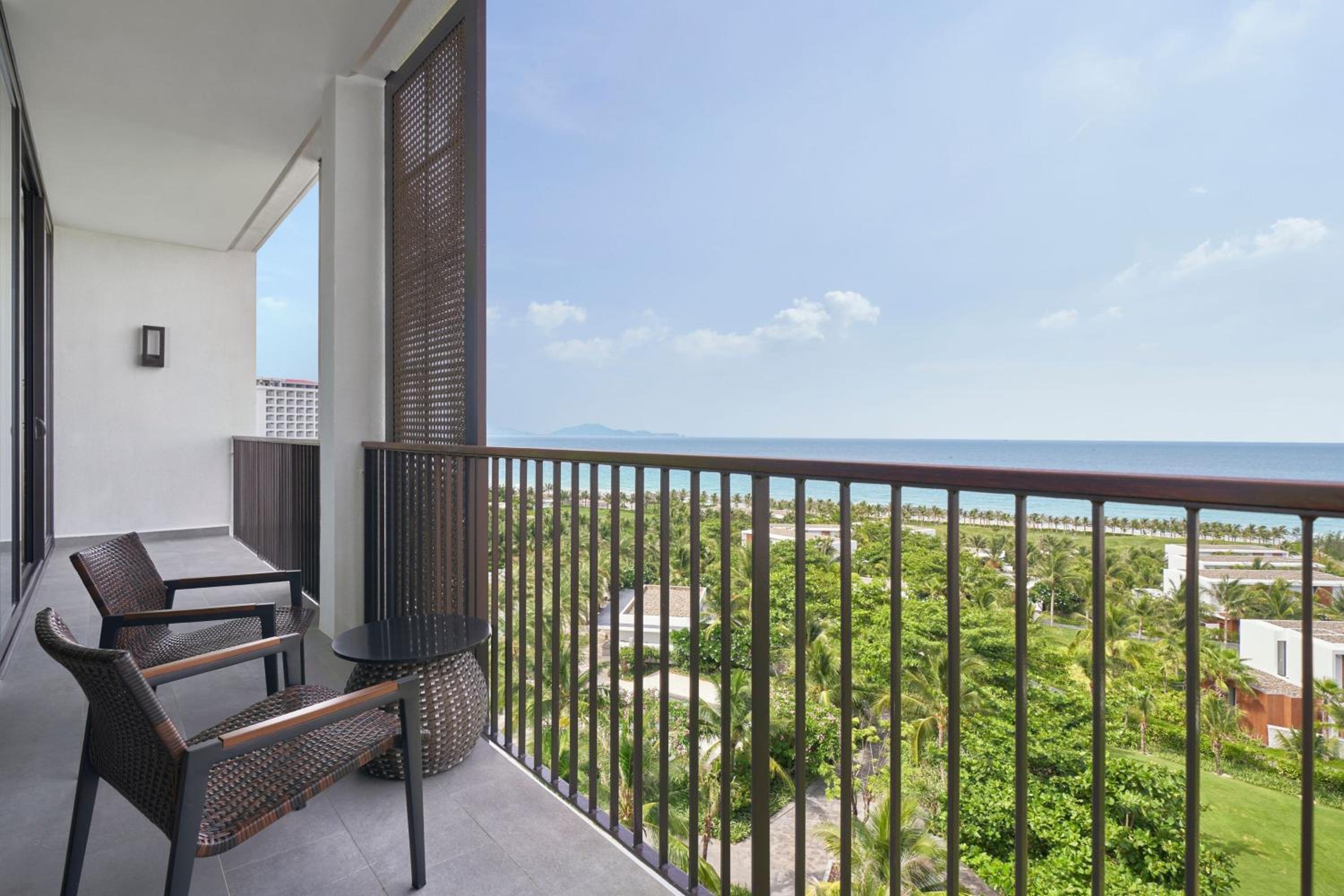 Executive King Suite with Balcony and Sea View - Photo 7