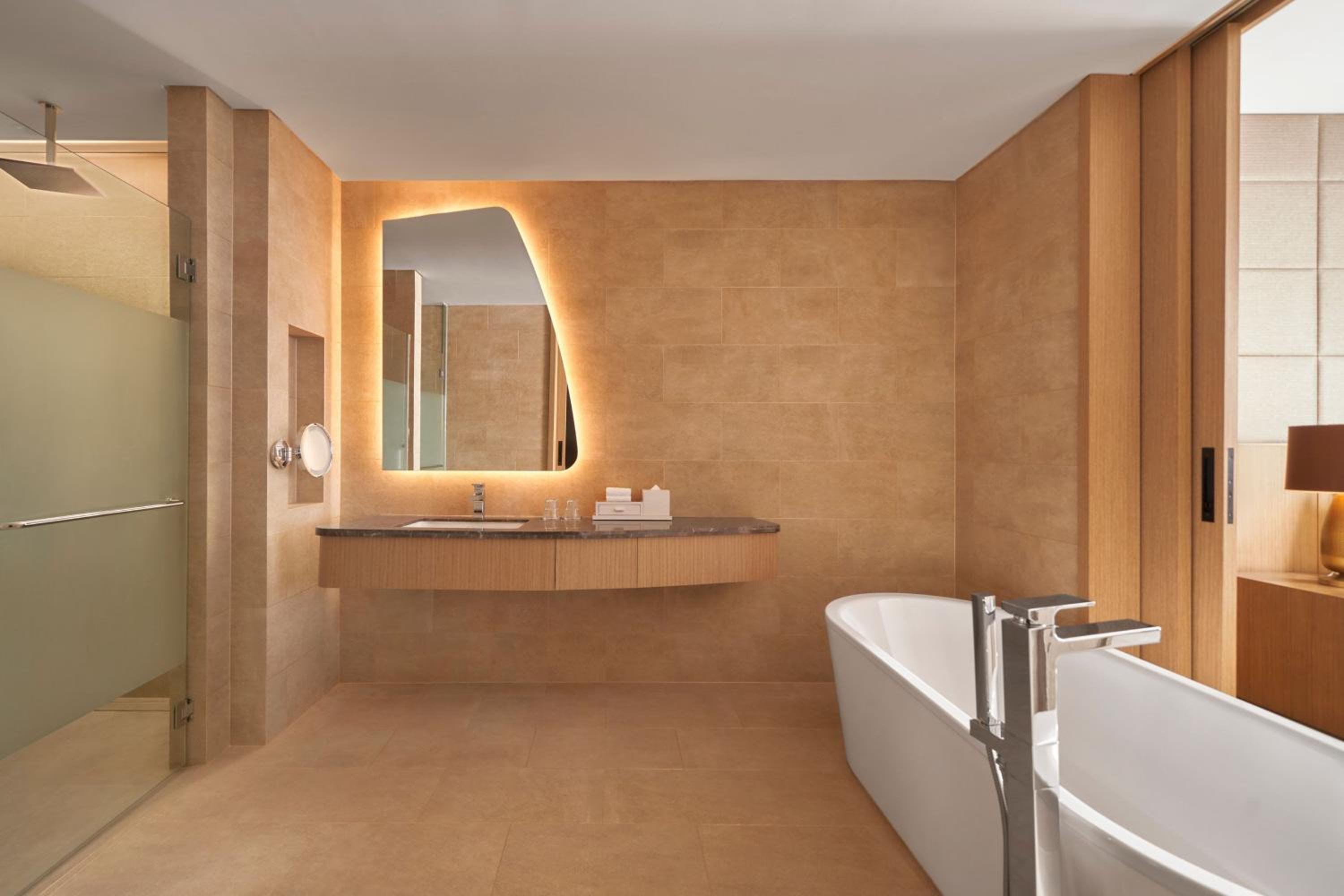 Executive King Suite with Balcony and Sea View - Photo 8
