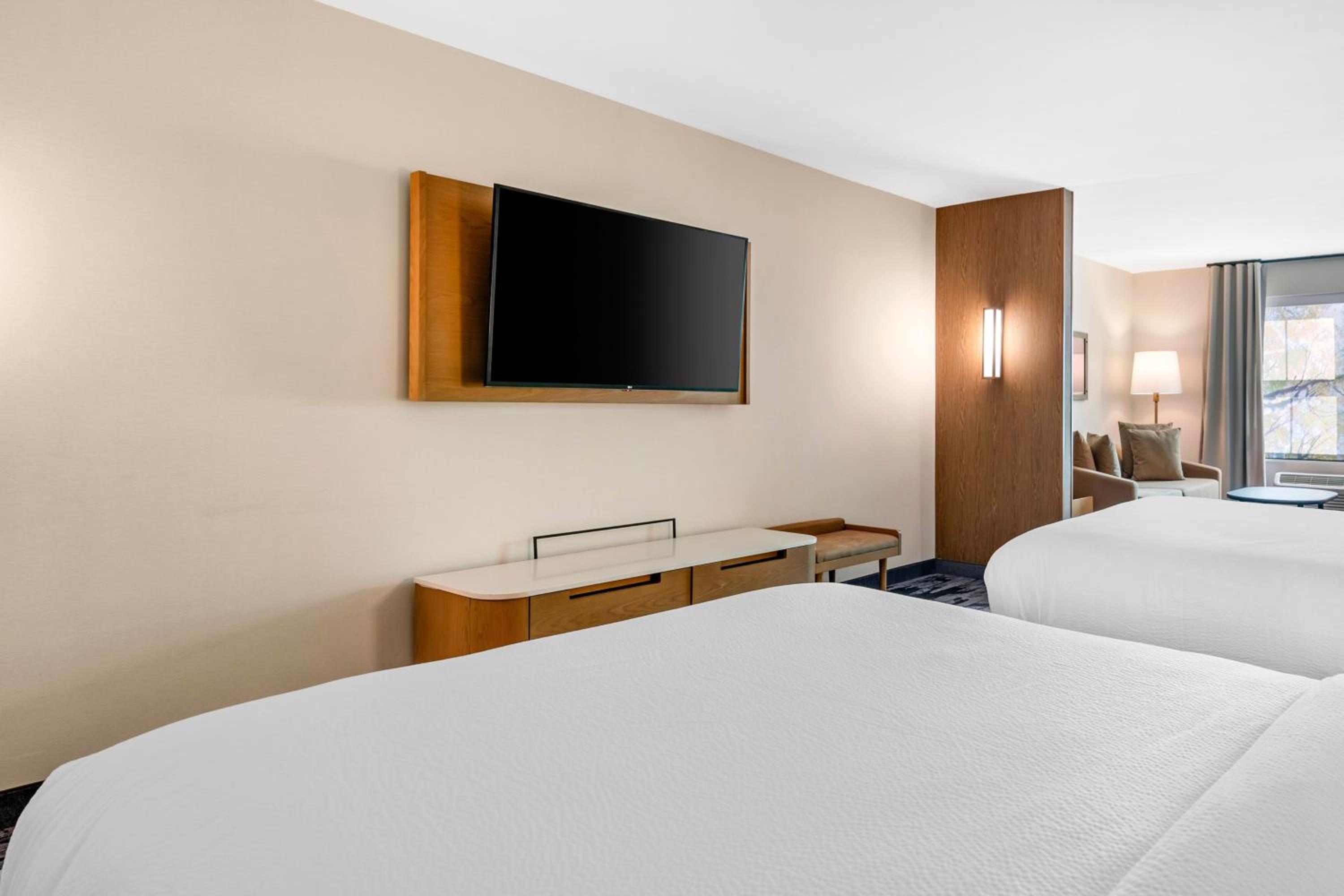 Queen Suite with Two Queen Beds and Sofa Bed - Photo 8