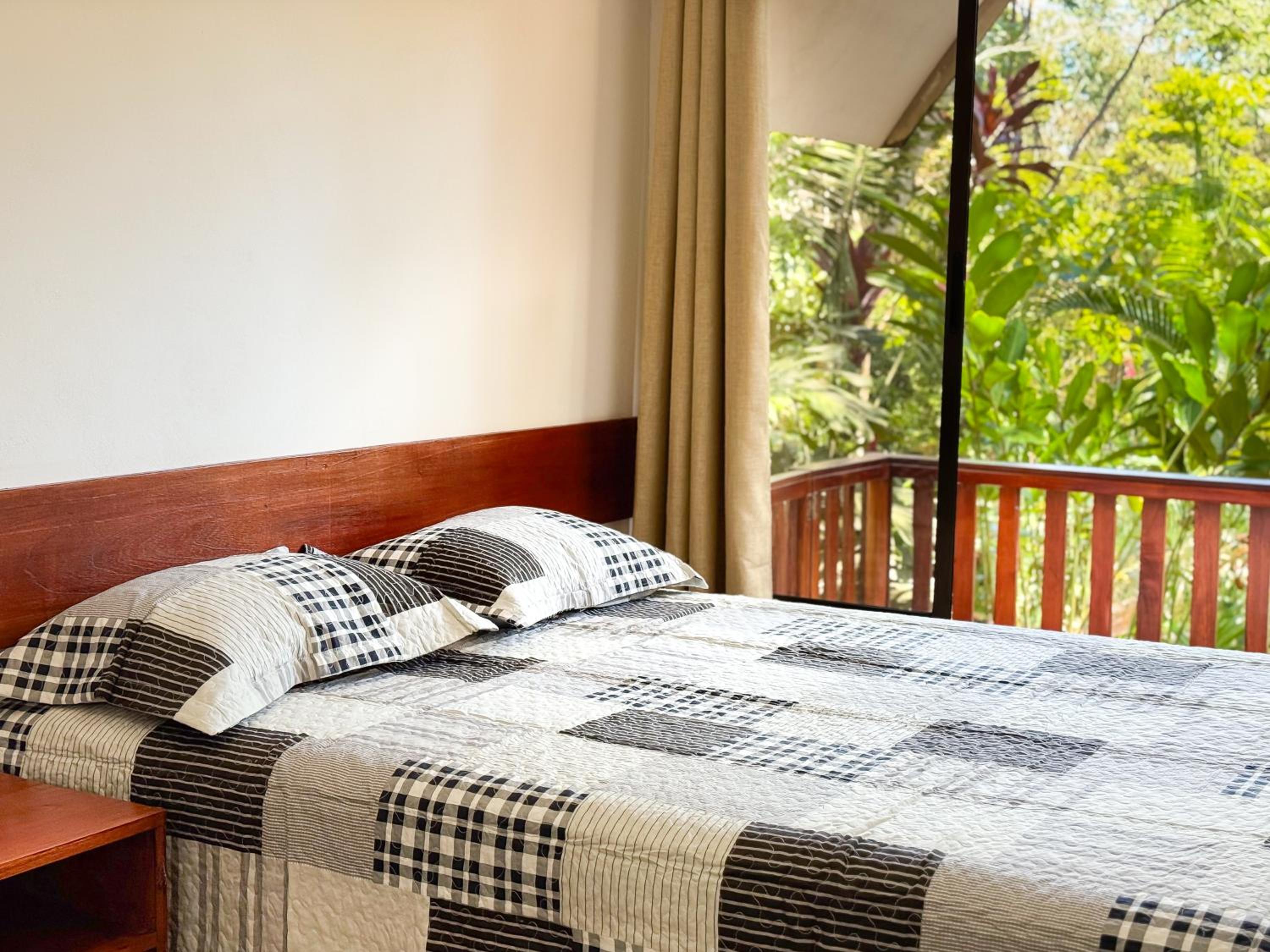 Habitación Familiar con Vista al Jardín