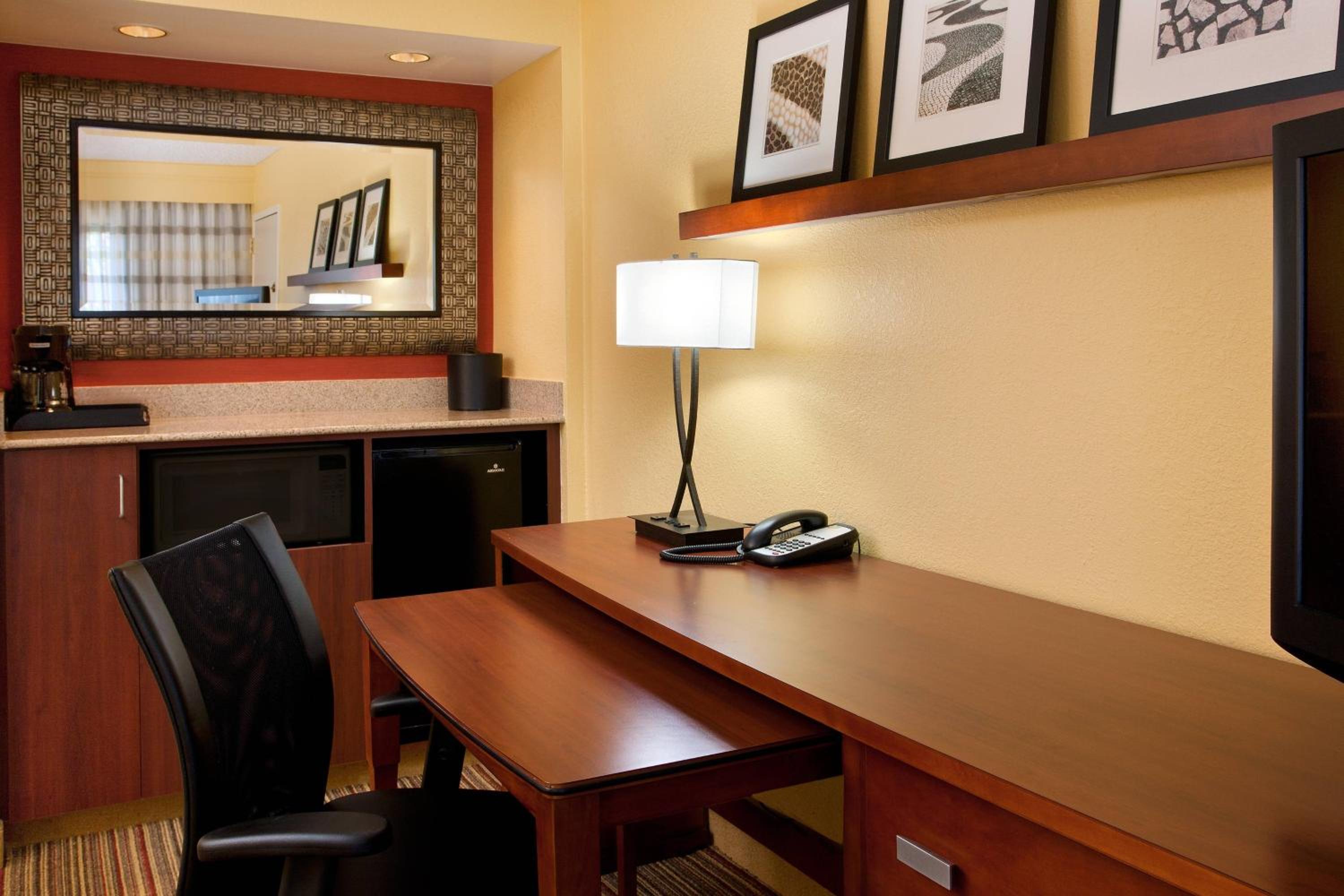 Suite, 1 King, Sofa bed - Photo 4