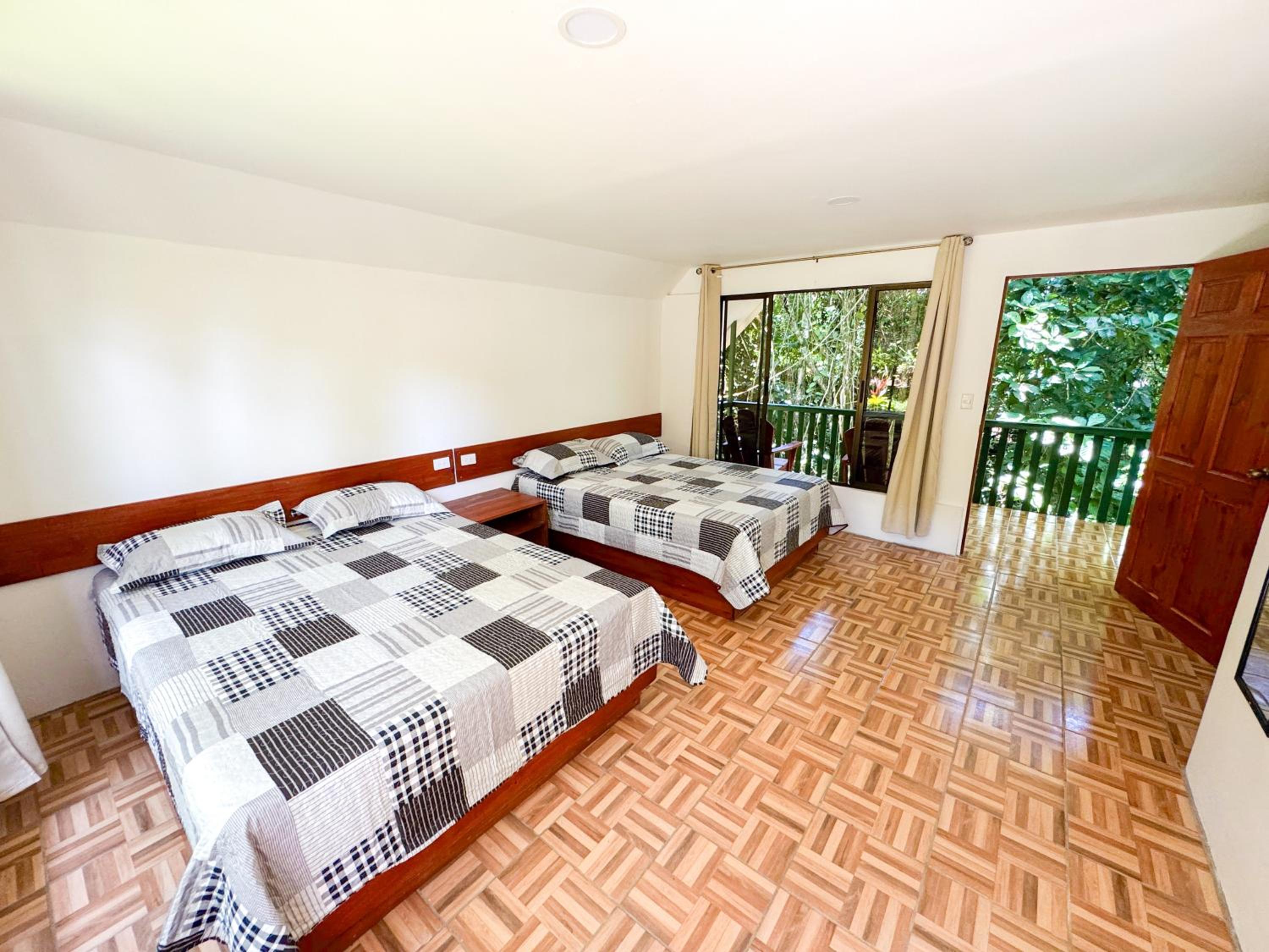 Habitación Familiar con Vista a la Montaña