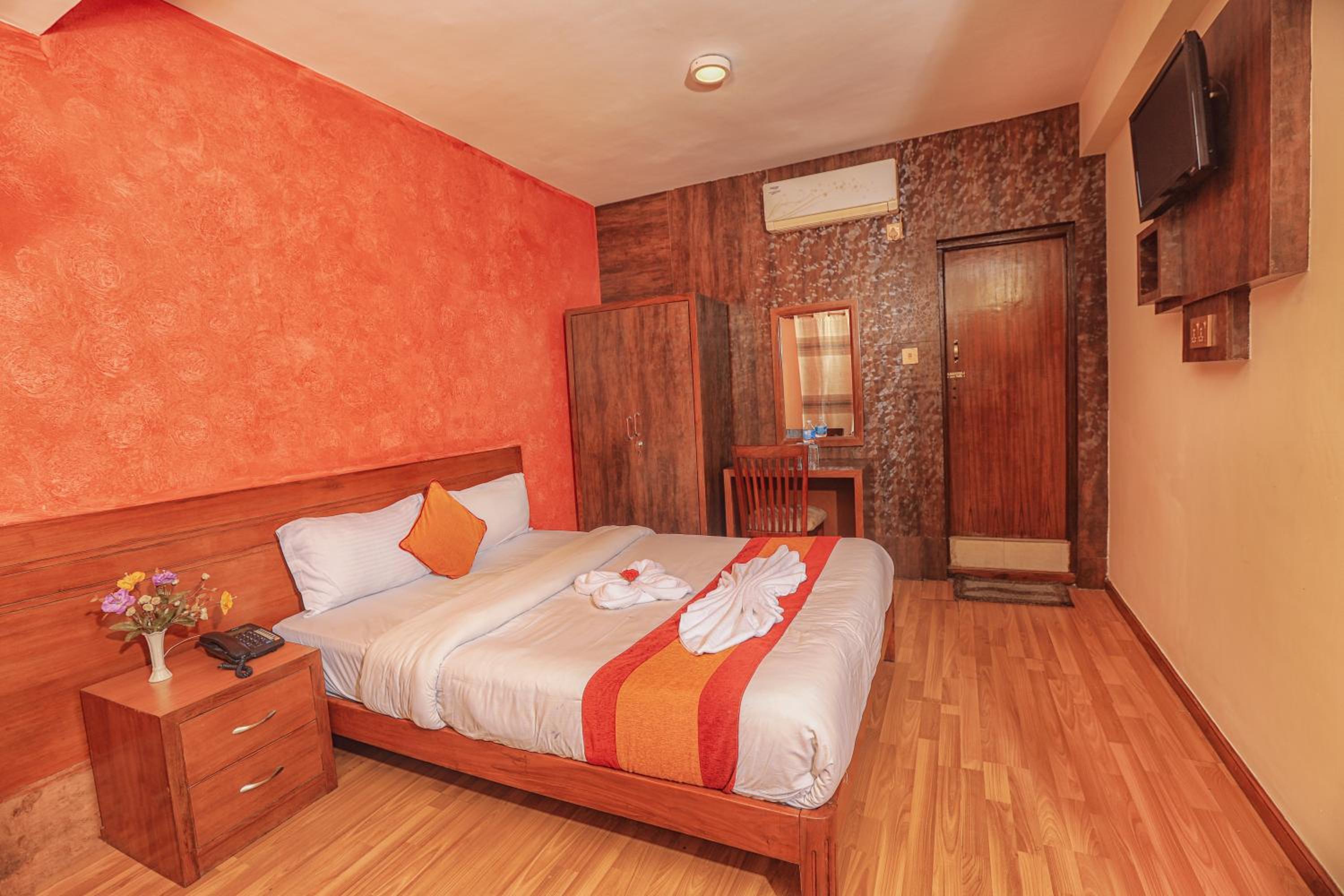 Double Room with Private Bathroom - Photo 8