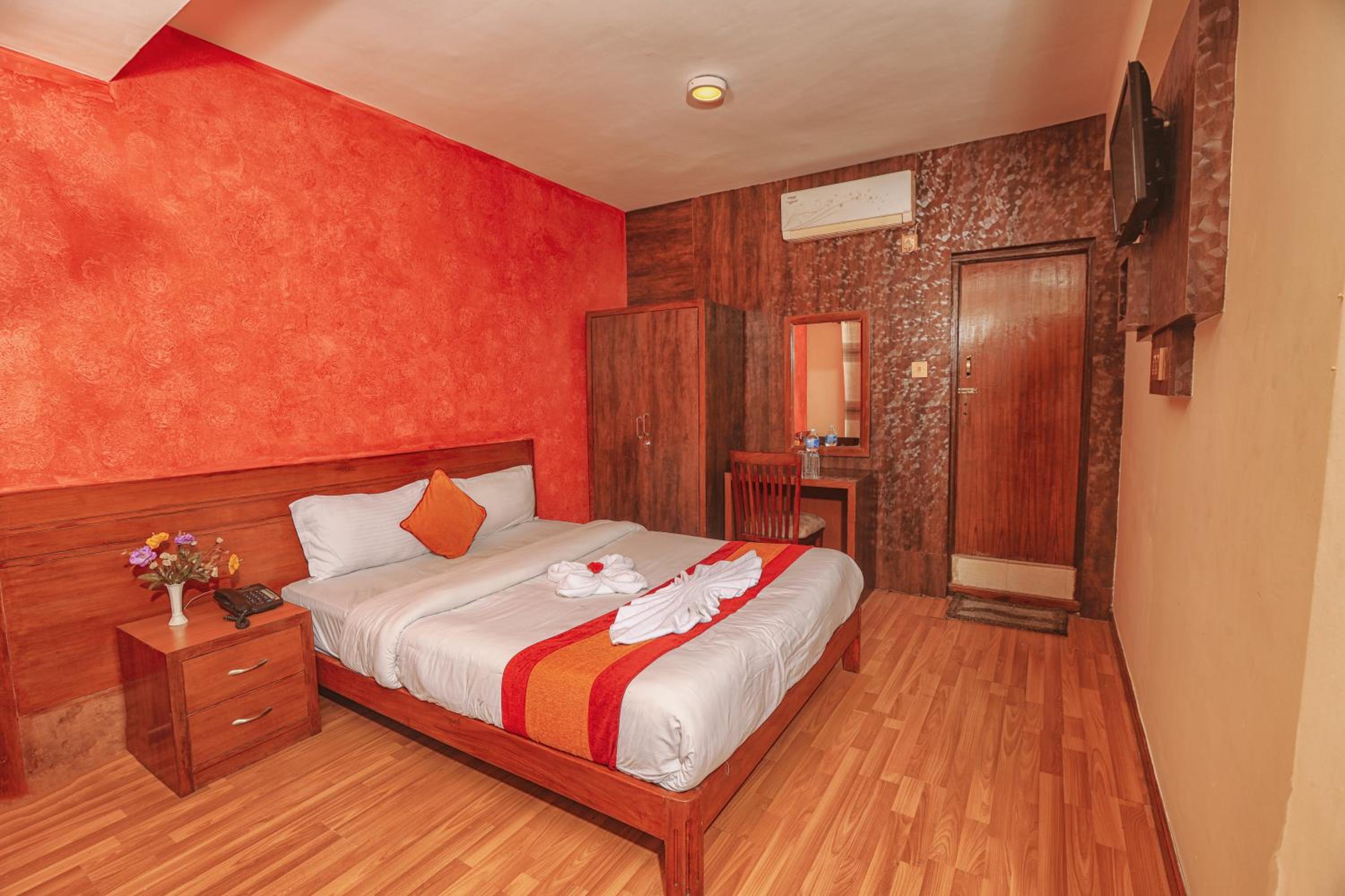 Double Room with Private Bathroom - Photo 33