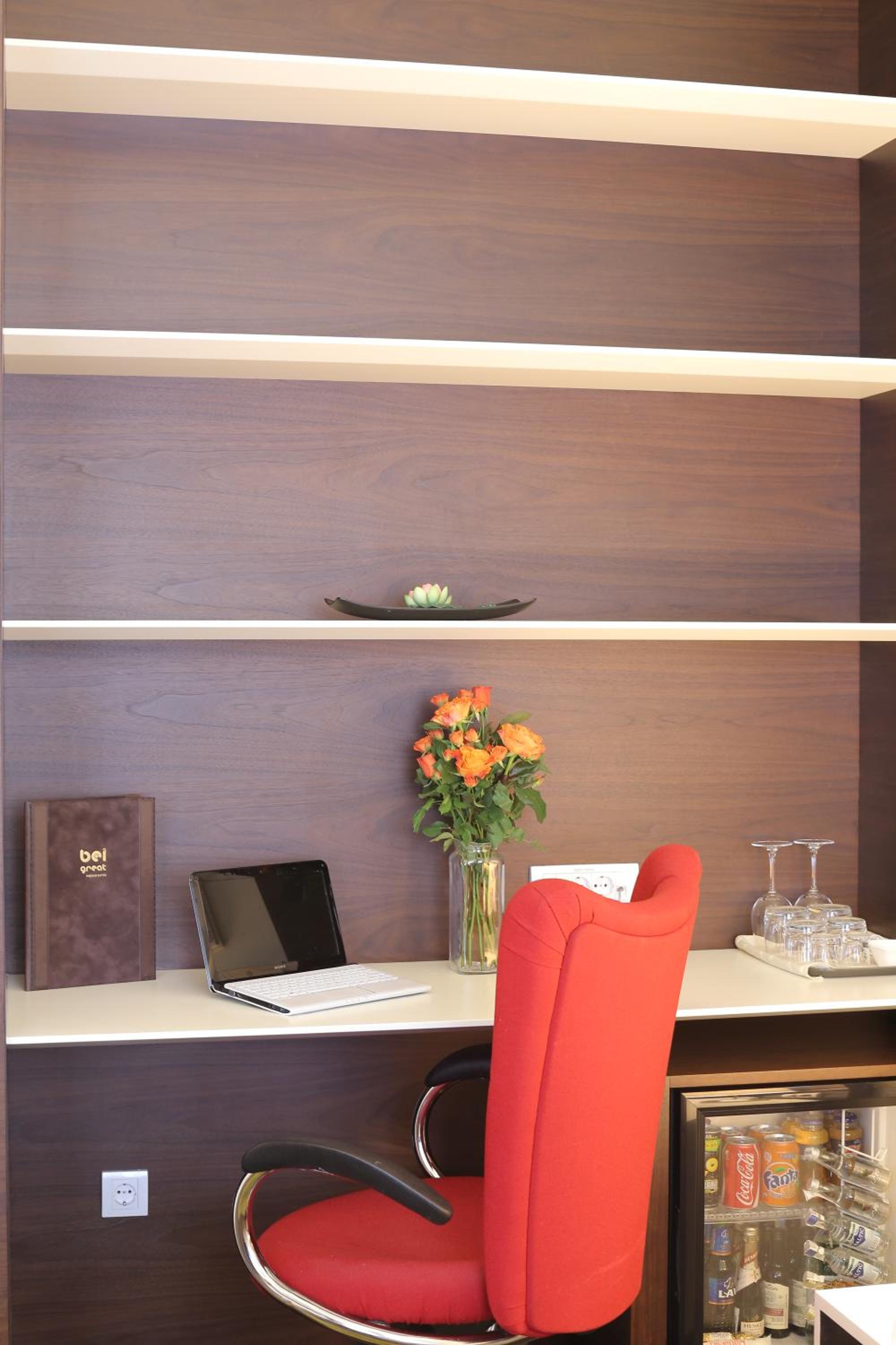 Luxury Suite with Free Parking - Photo 26