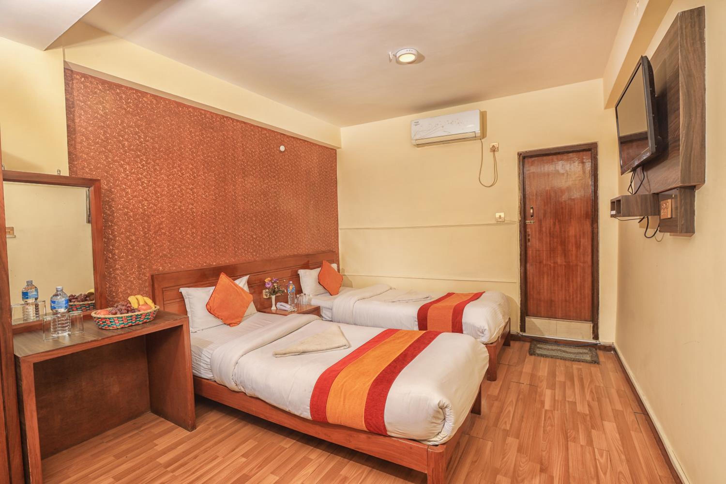 Double Room with Private Bathroom - Photo 2