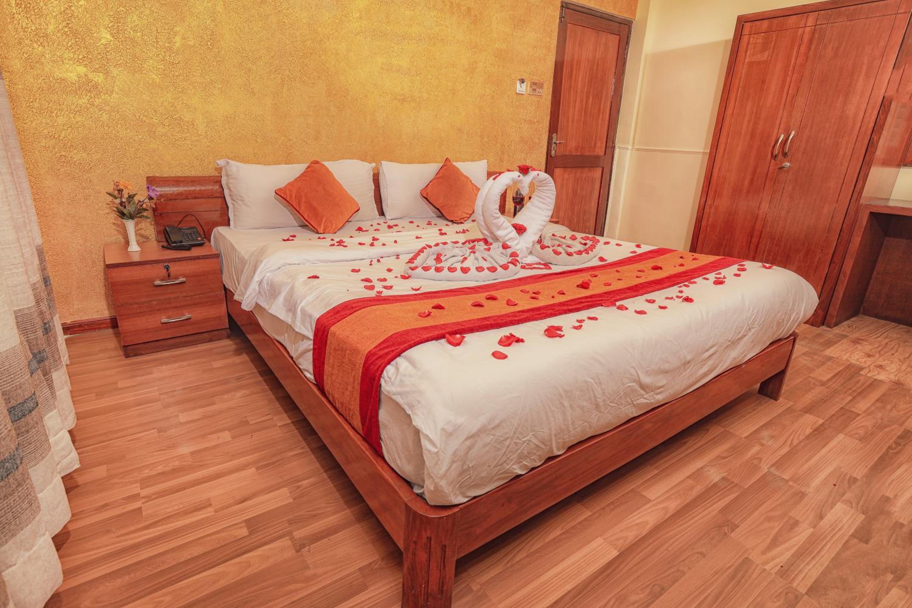 Double Room with Private Bathroom - Photo 34