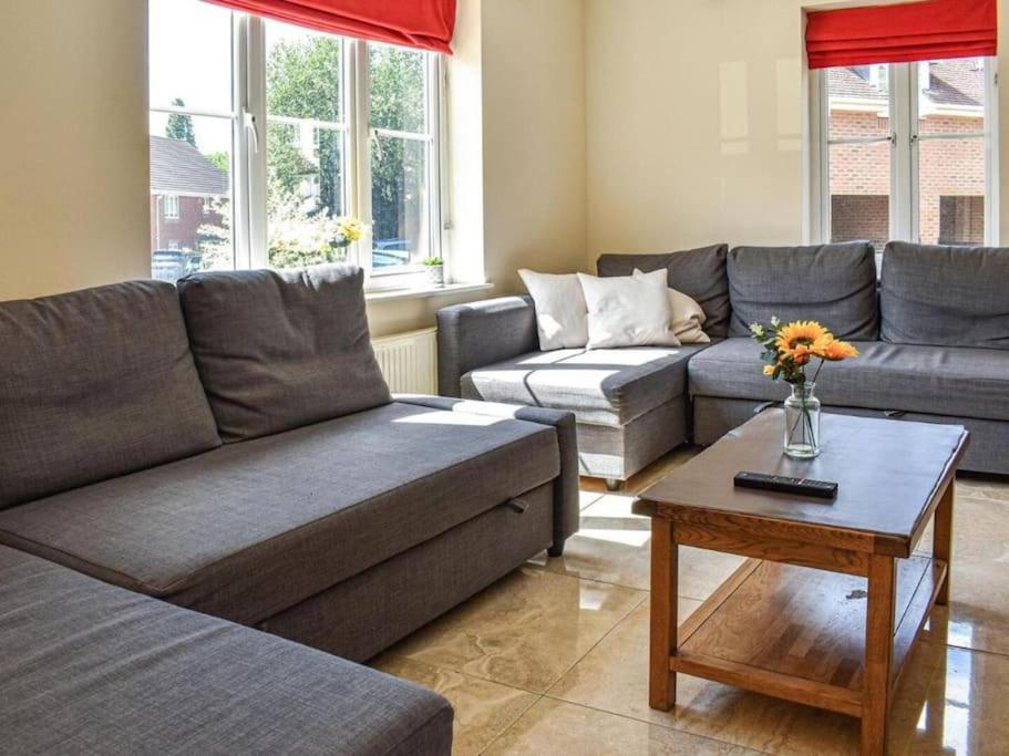 Six-Bedroom House photo 1