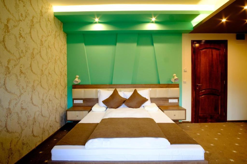 Standard Twin Room with Mountain View - Photo 1