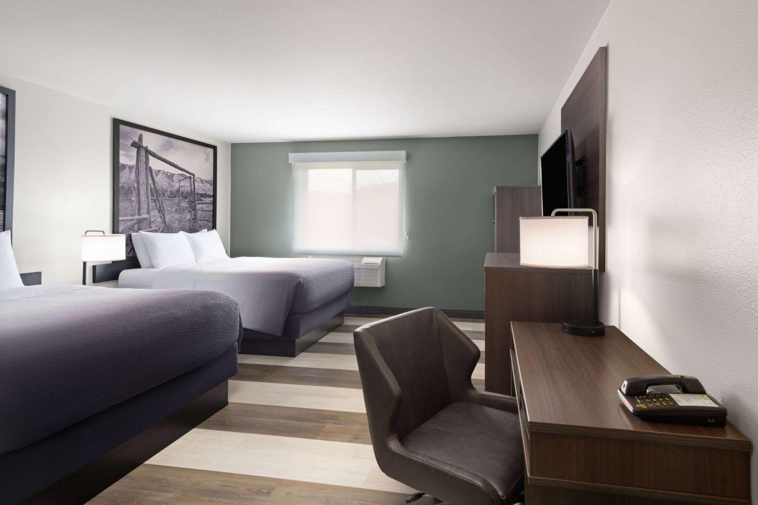 Deluxe Business Queen Room with Two Queen Beds - Non-Smoking - Photo 3