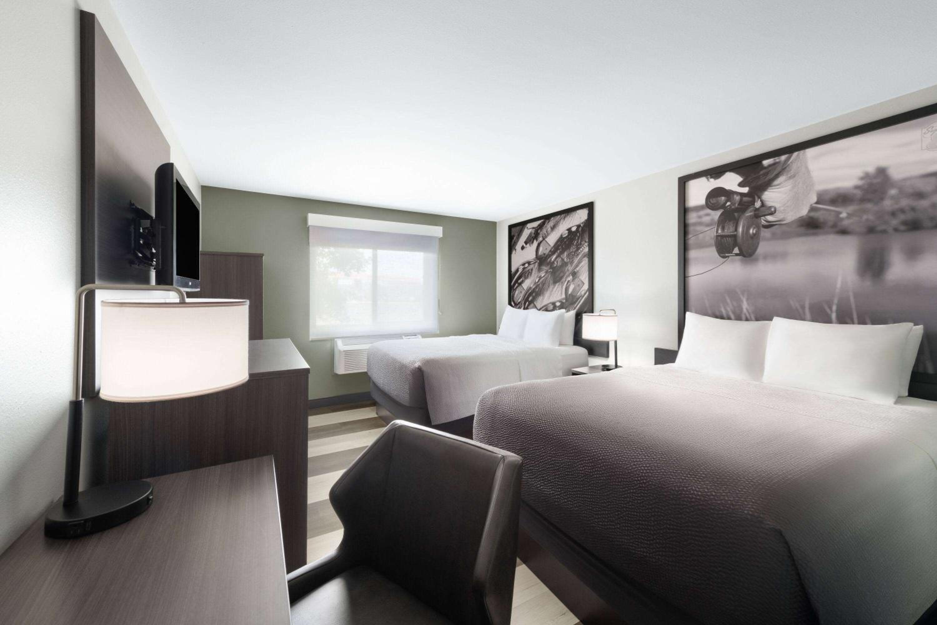Queen Room with Two Queen Beds - Non-Smoking - Photo 5