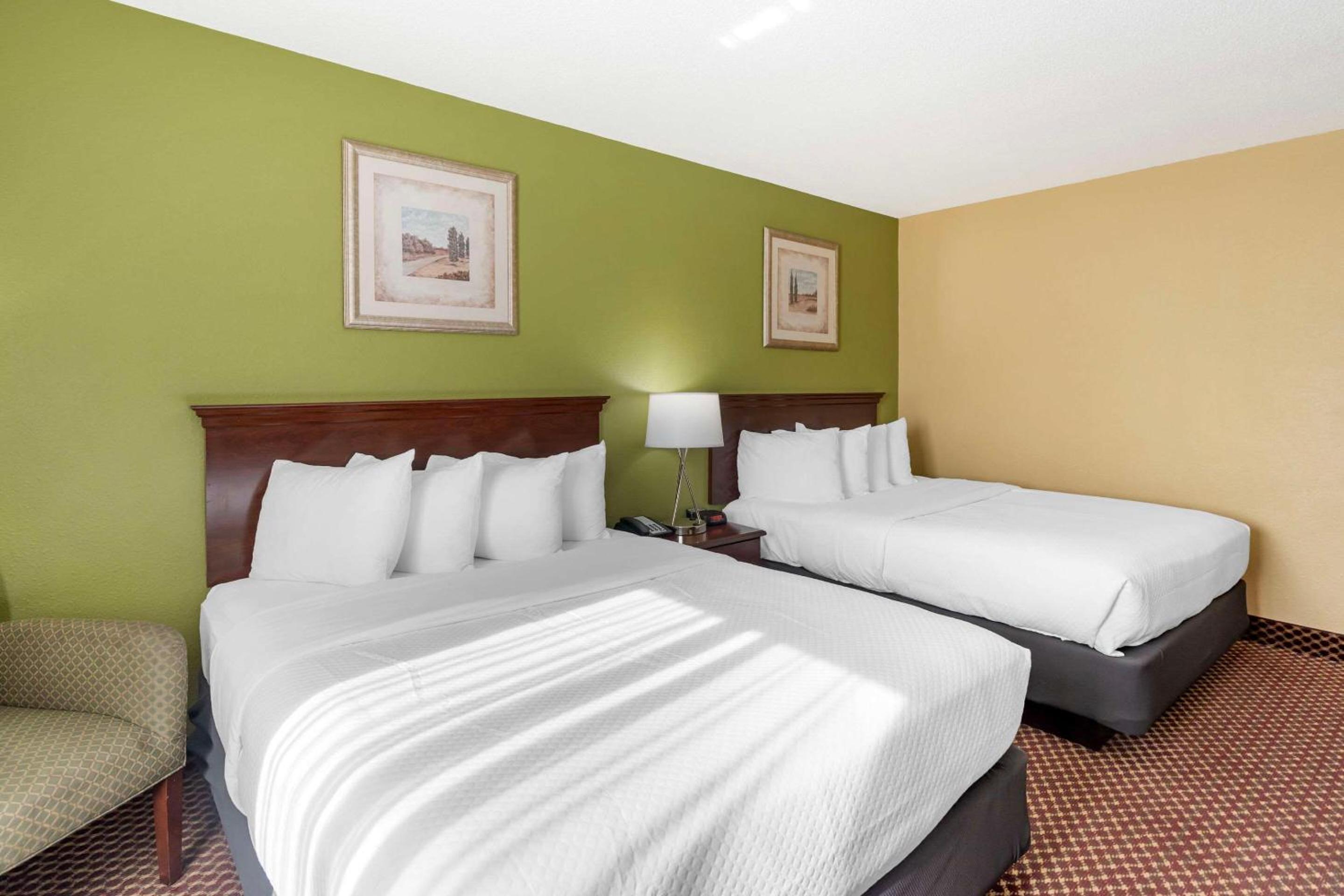 Queen Room with Two Queen Beds - Non-Smoking photo 1