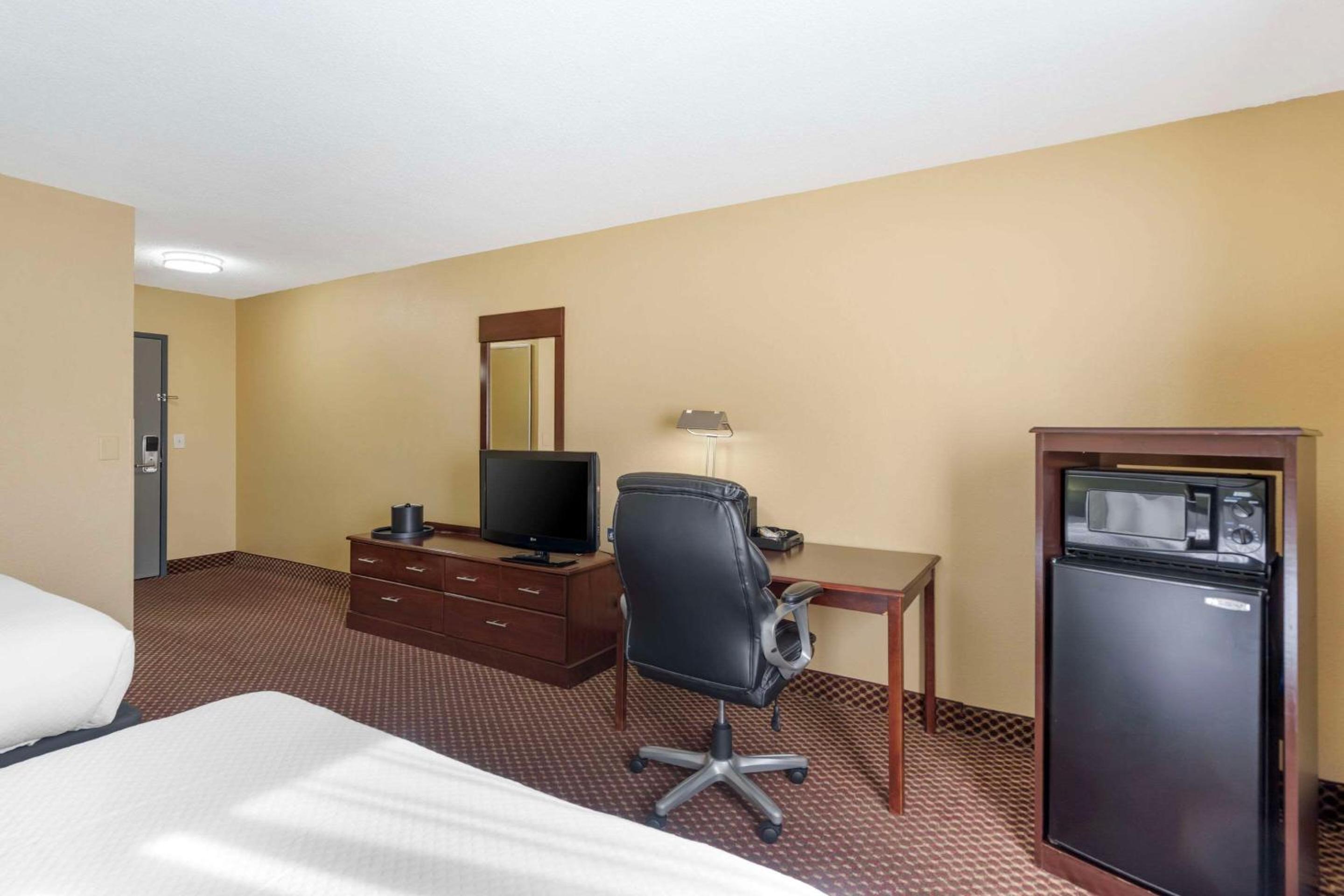 Queen Room with Two Queen Beds - Non-Smoking photo 2