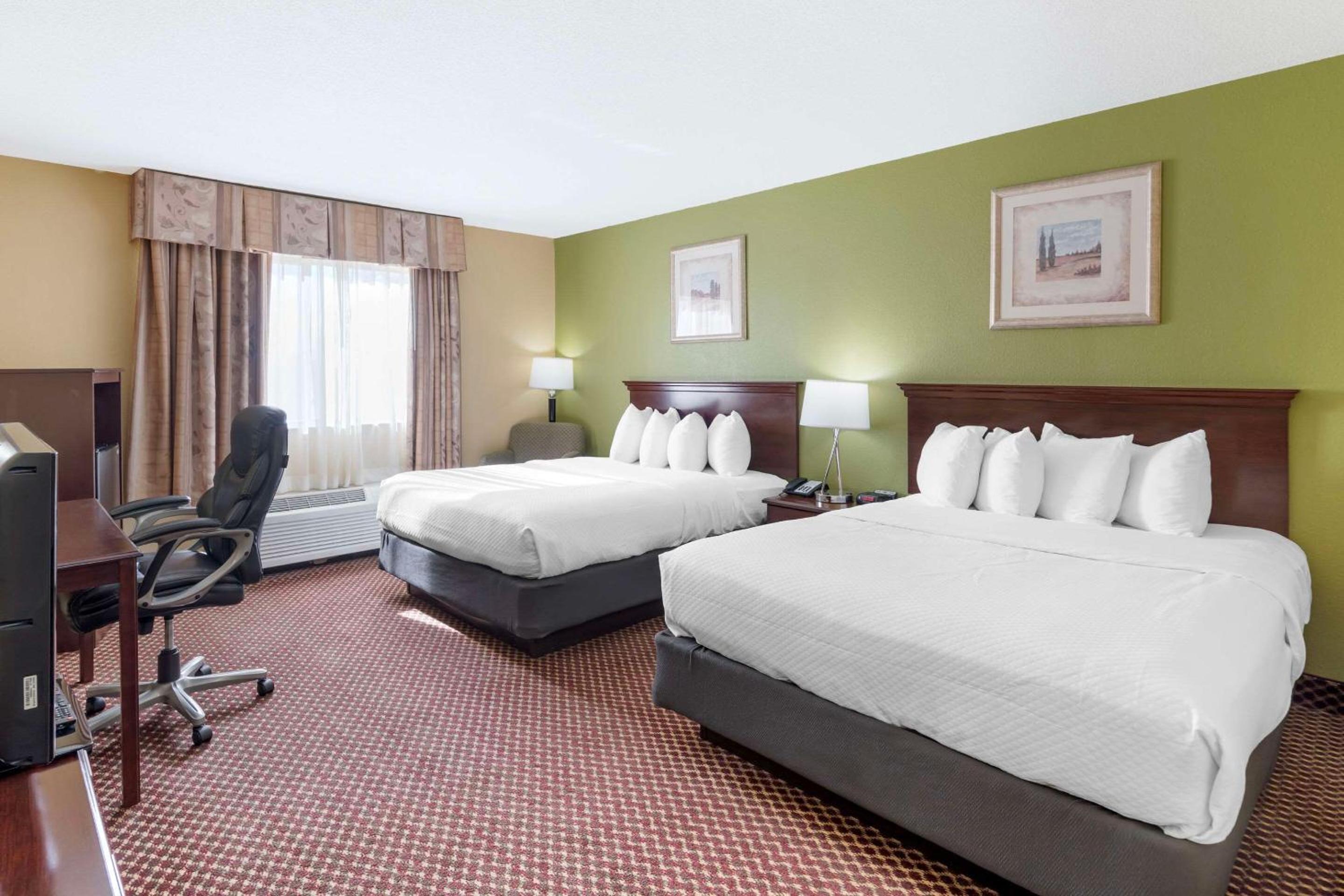Queen Room with Two Queen Beds - Non-Smoking photo 3