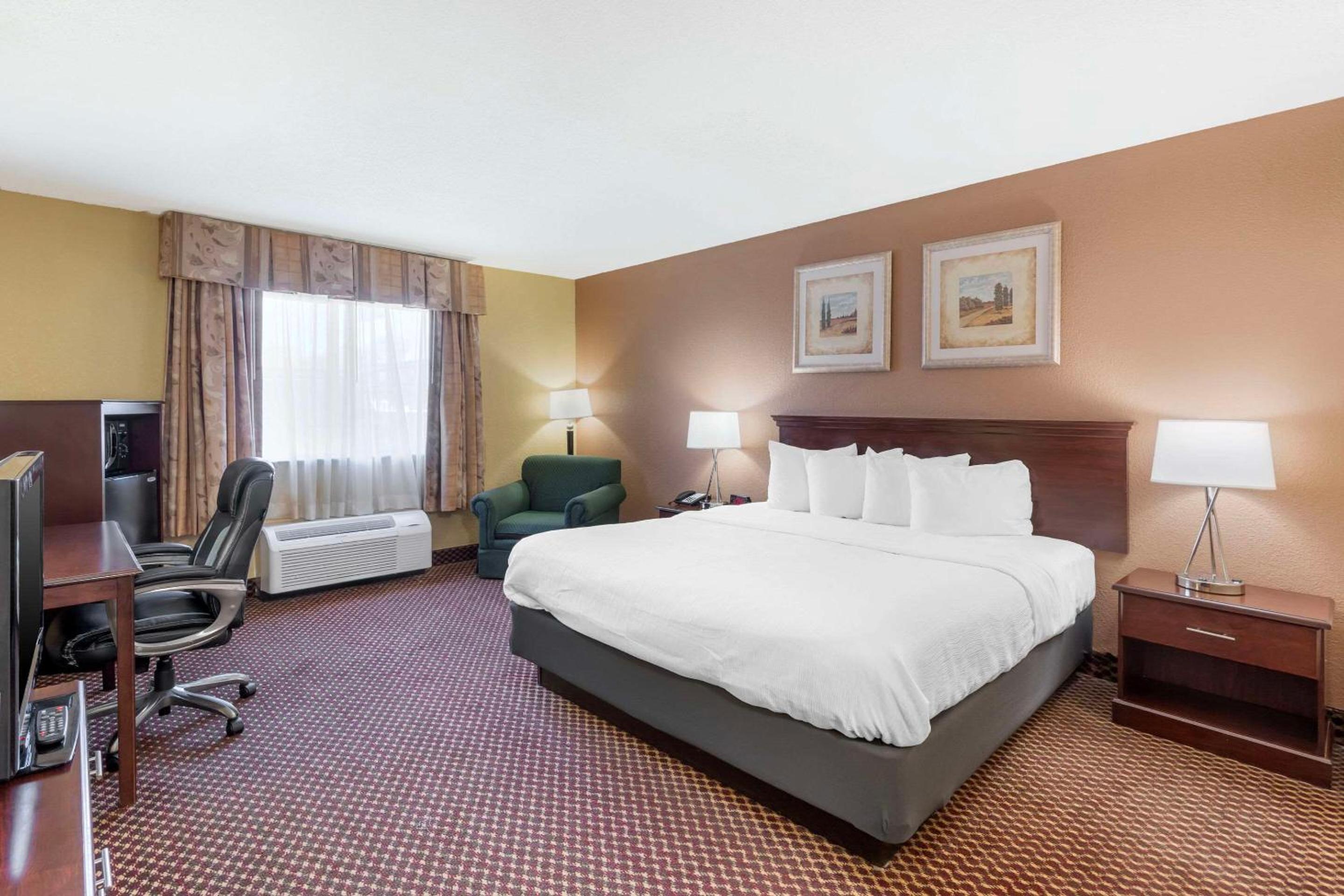 King Room - Non-Smoking photo 1