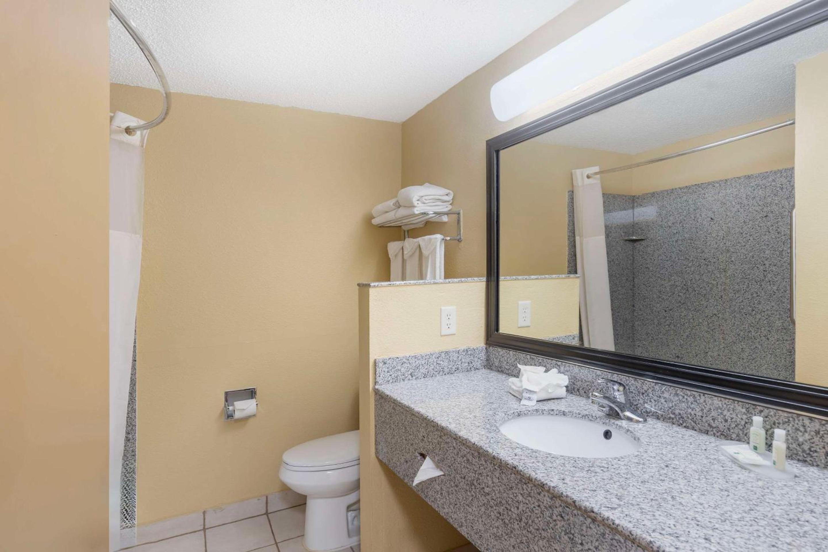 Queen Room with Two Queen Beds and Tub - Accessible/Non-Smoking photo 2
