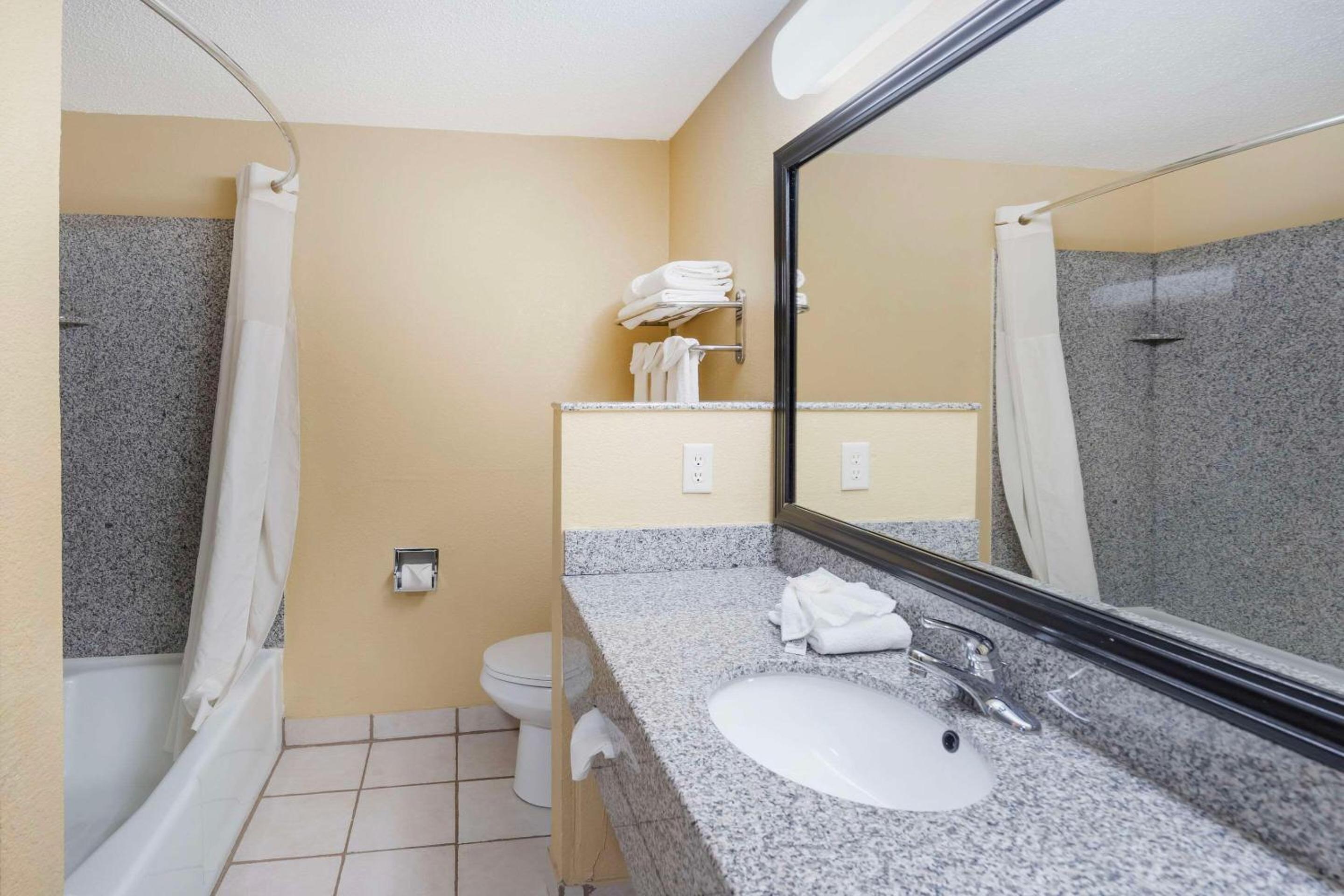 King Suite - Non-Smoking photo 3