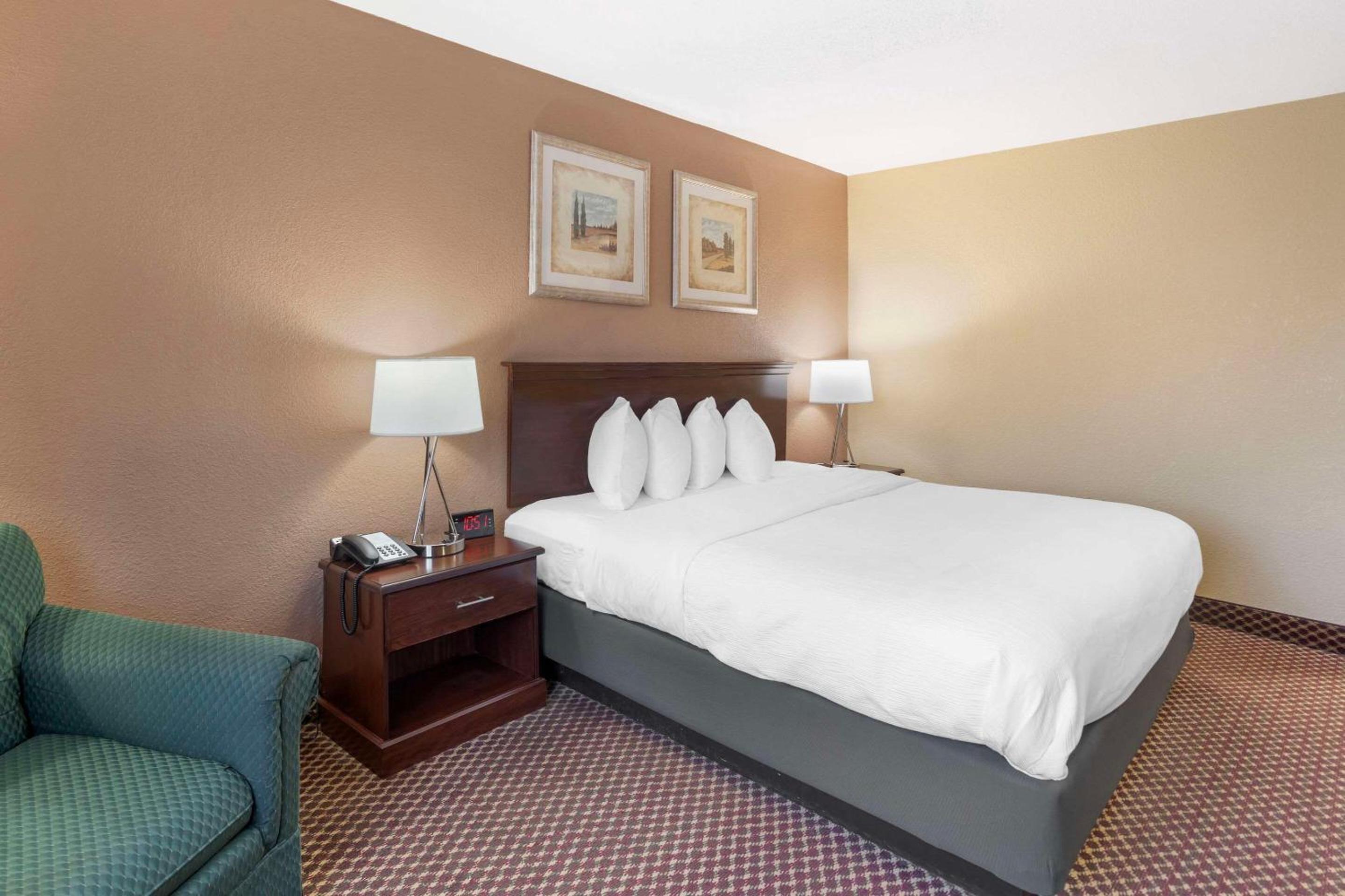 King Room - Non-Smoking photo 3