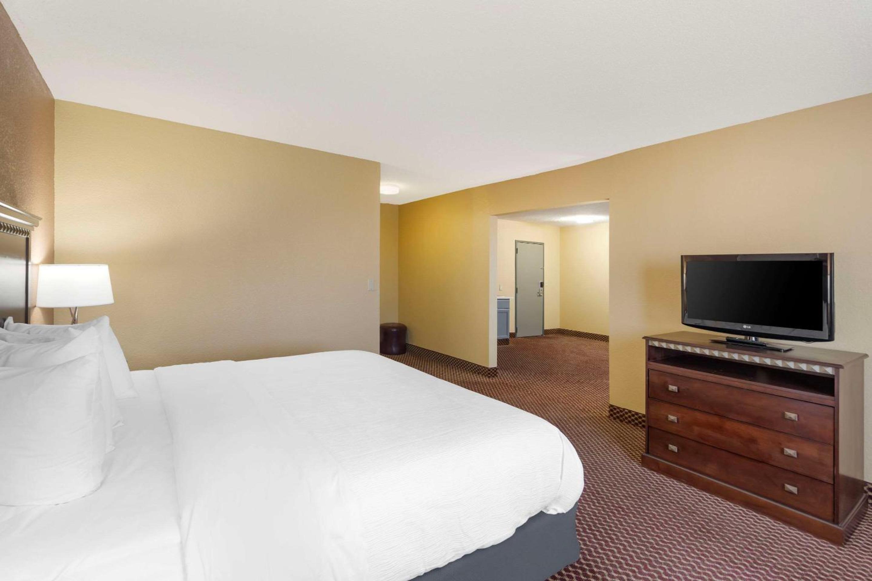 King Suite - Non-Smoking photo 3