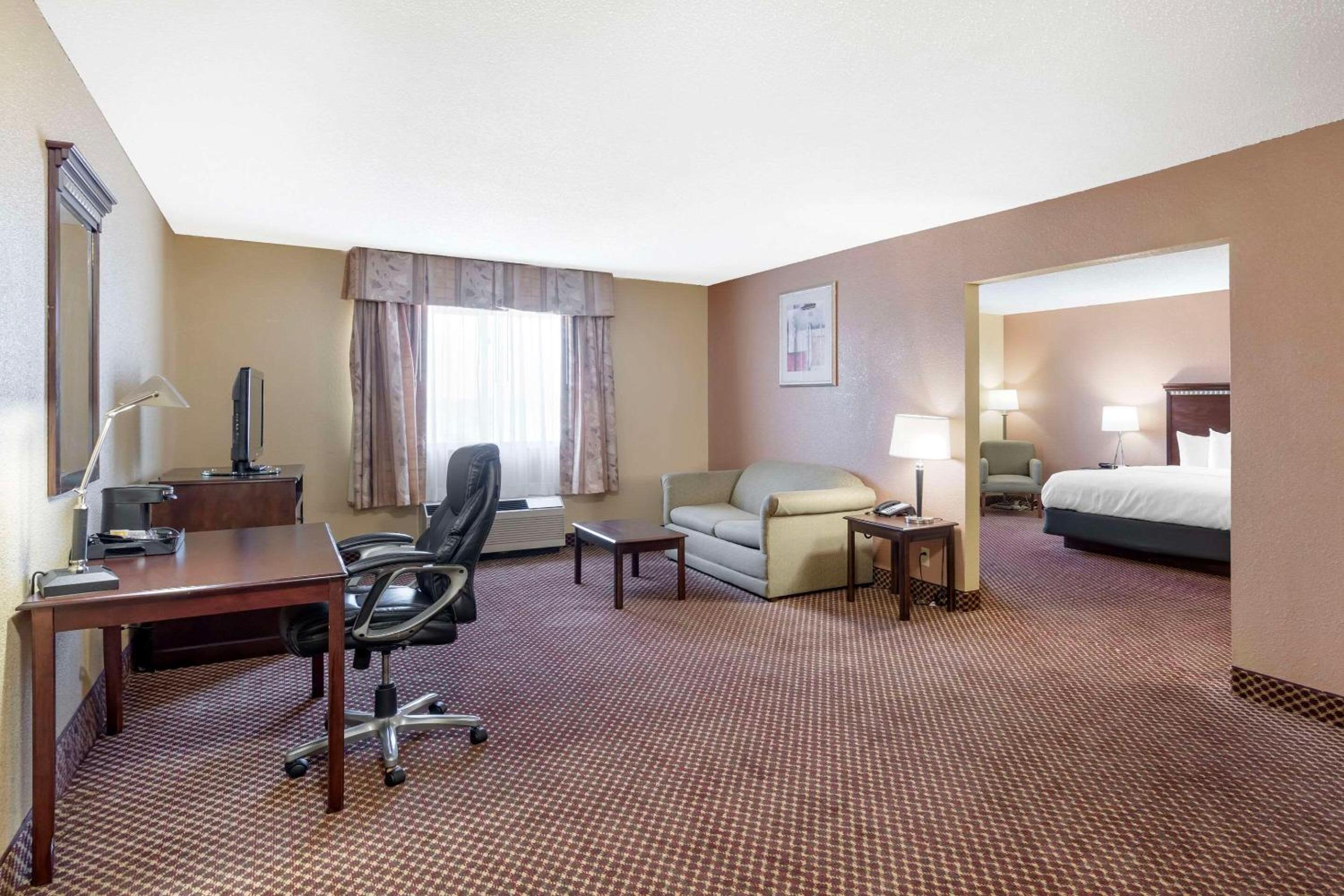King Suite - Non-Smoking photo 1