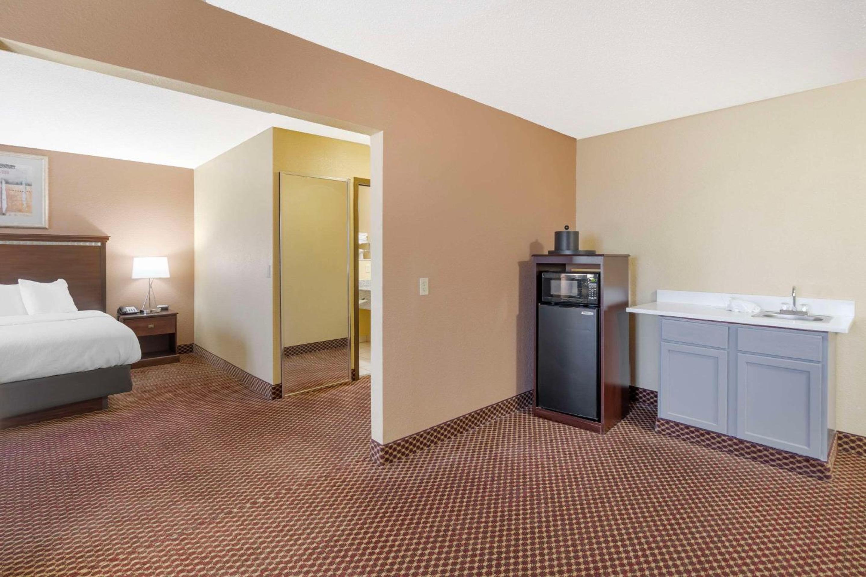 King Suite - Non-Smoking photo 2