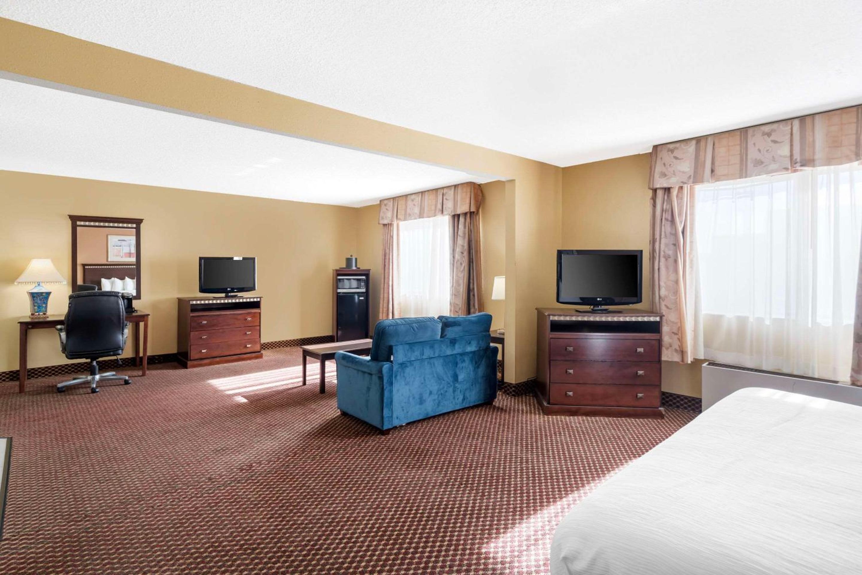 King Suite - Non-Smoking photo 2