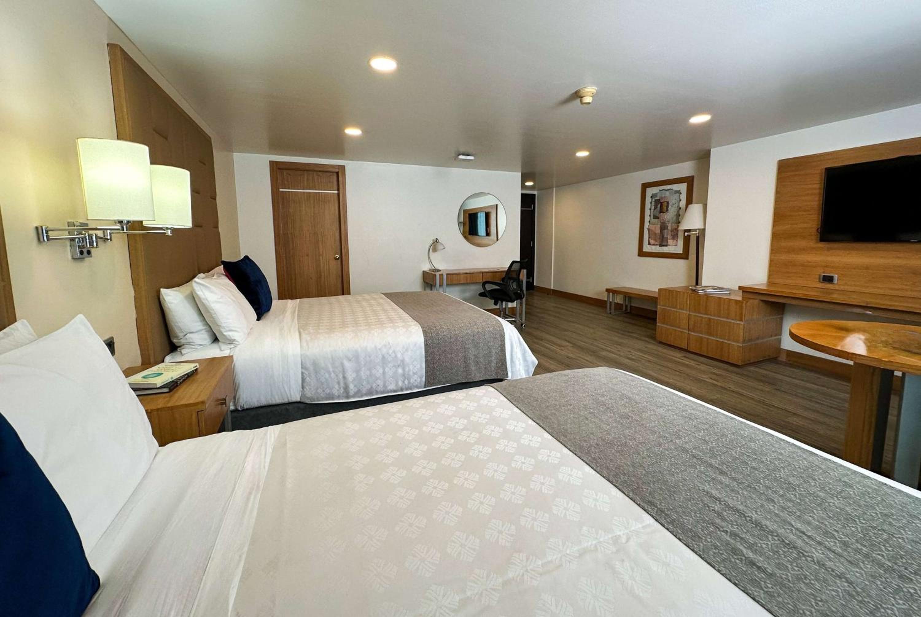 Junior Suite with Two Queen Beds - Non-Smoking - Photo 10