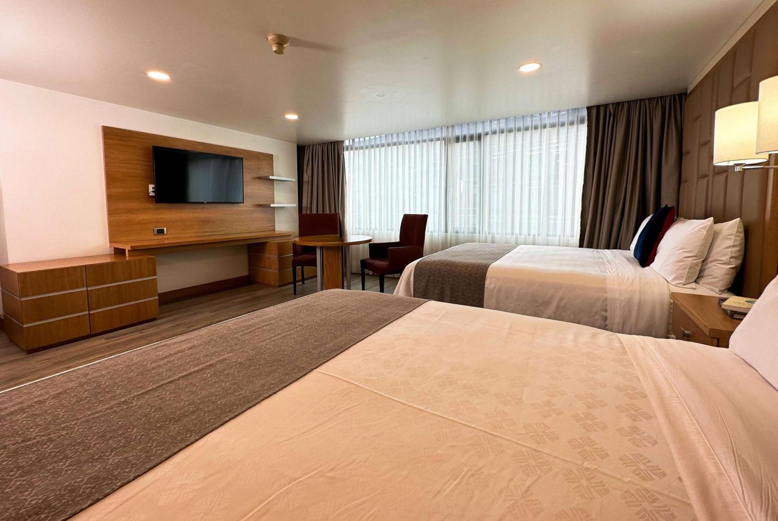 Double Room with Two Double Beds - Non-Smoking - Photo 2