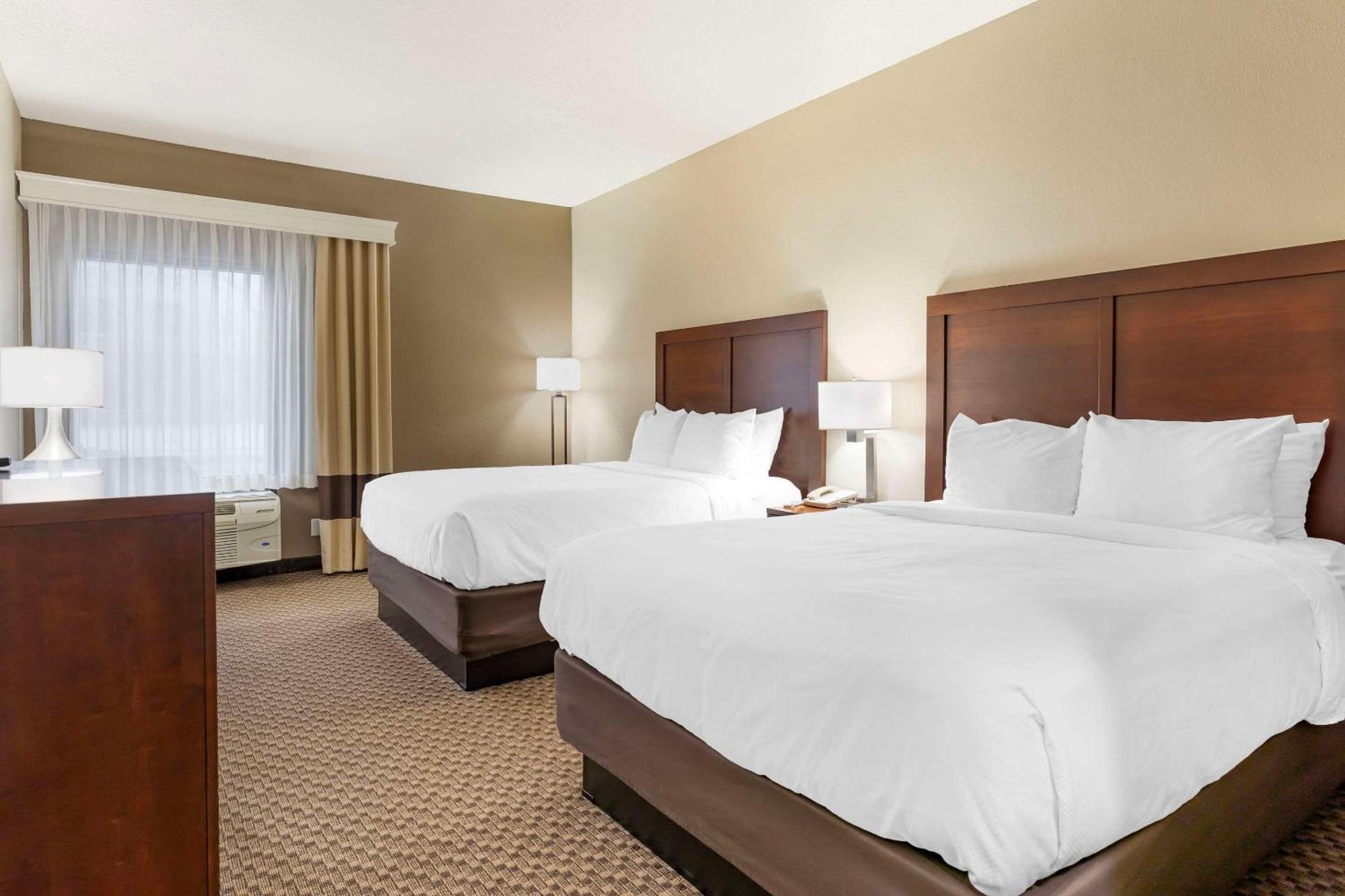 Queen Room with Two Queen Beds - Non Smoking - Photo 1